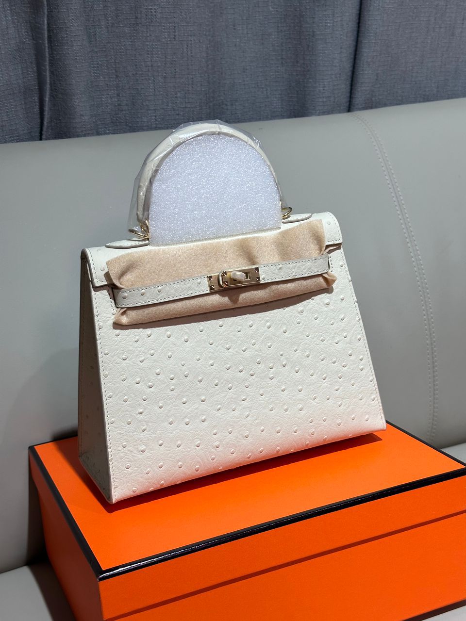 Herm?s Kelly bag in ostrich leather. image 1
