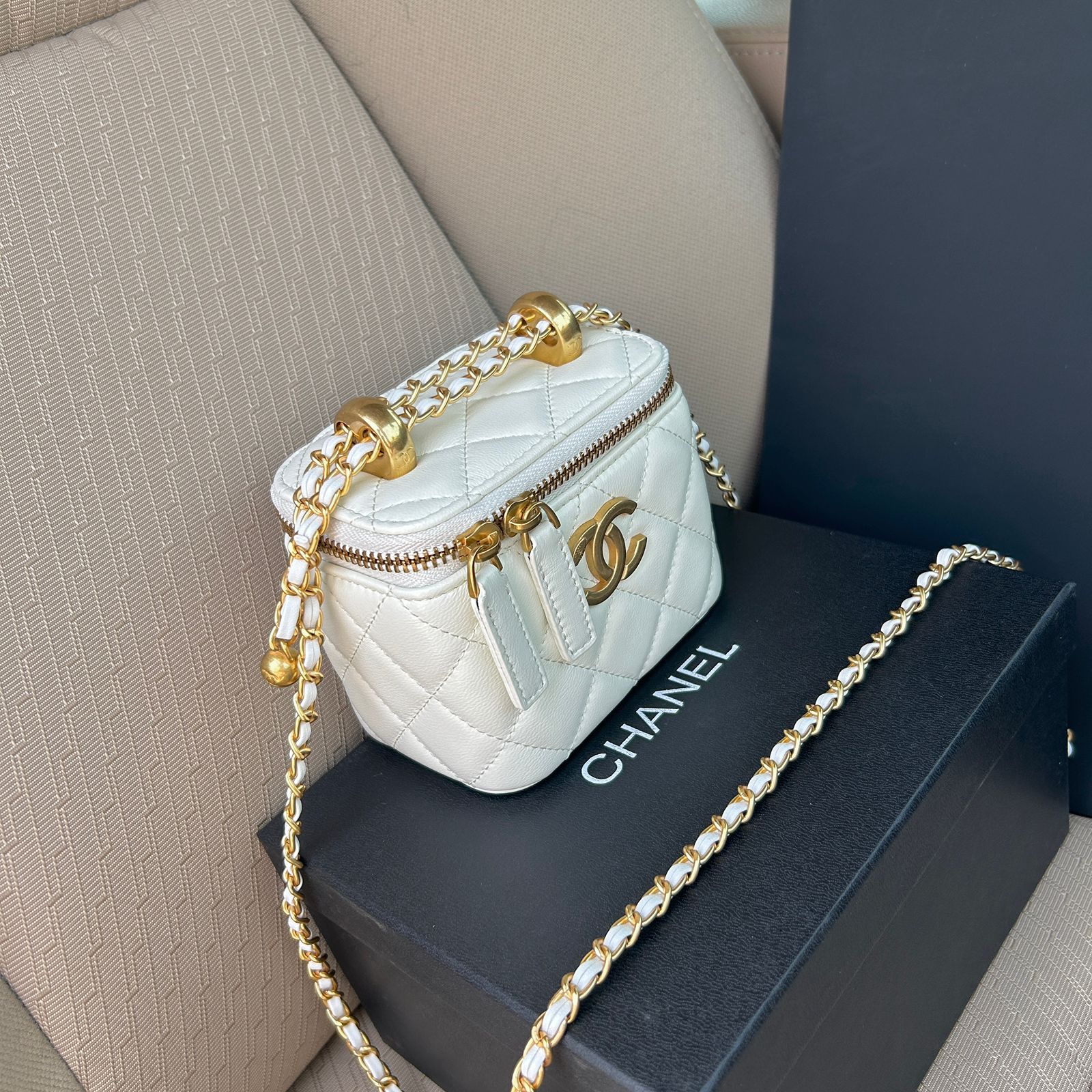 Chanel Classic Mini Bag Charm in white grained shiny calfskin leather with gold-tone metal hardware. image 1