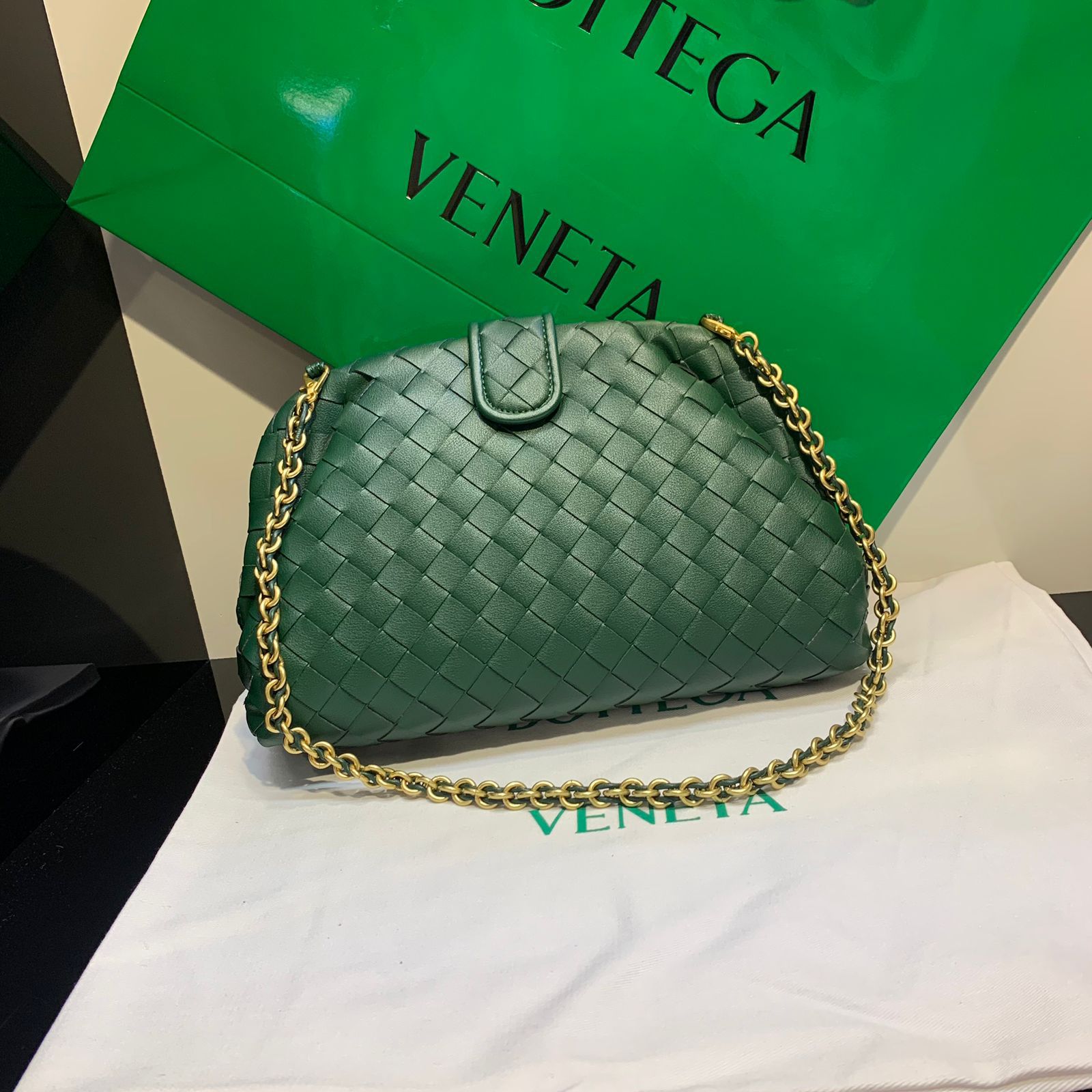 Bottega Veneta Small Lauren 1980 clutch bag in green intrecciato leather with a gold-tone chain strap. image 1