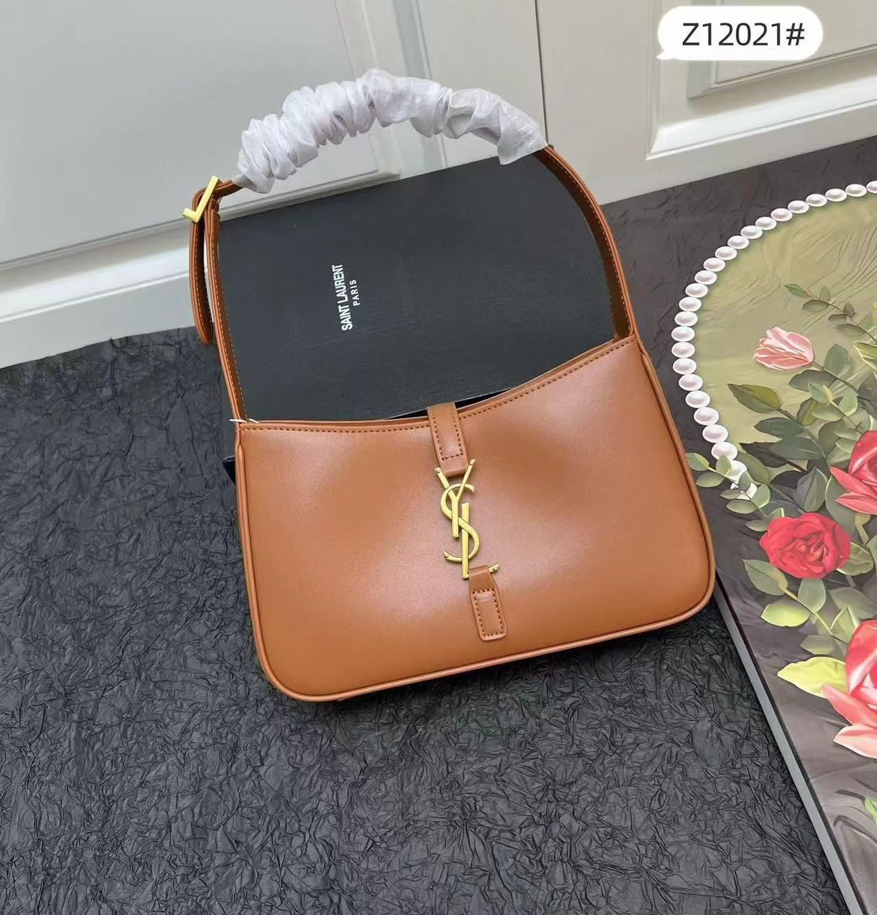 Saint Laurent Le 5 ? 7 hobo bag in a brown or camel leather. image 1