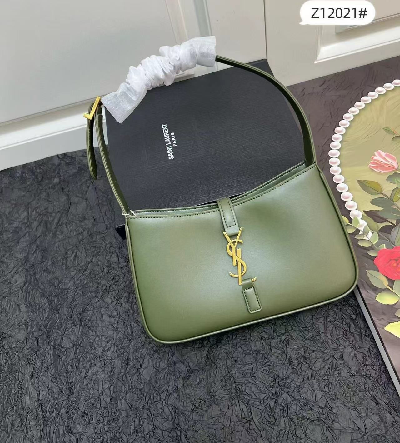 Saint Laurent Le 5 ? 7 hobo bag in green smooth calfskin leather. image 1