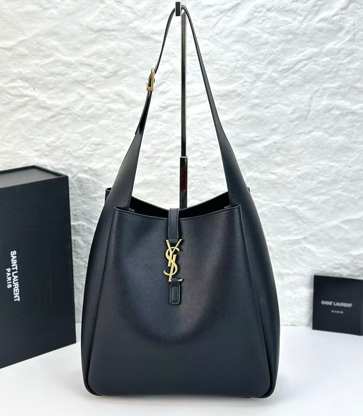 Saint Laurent Le 5 ? 7 large supple hobo bag in black smooth calfskin leather. image 1