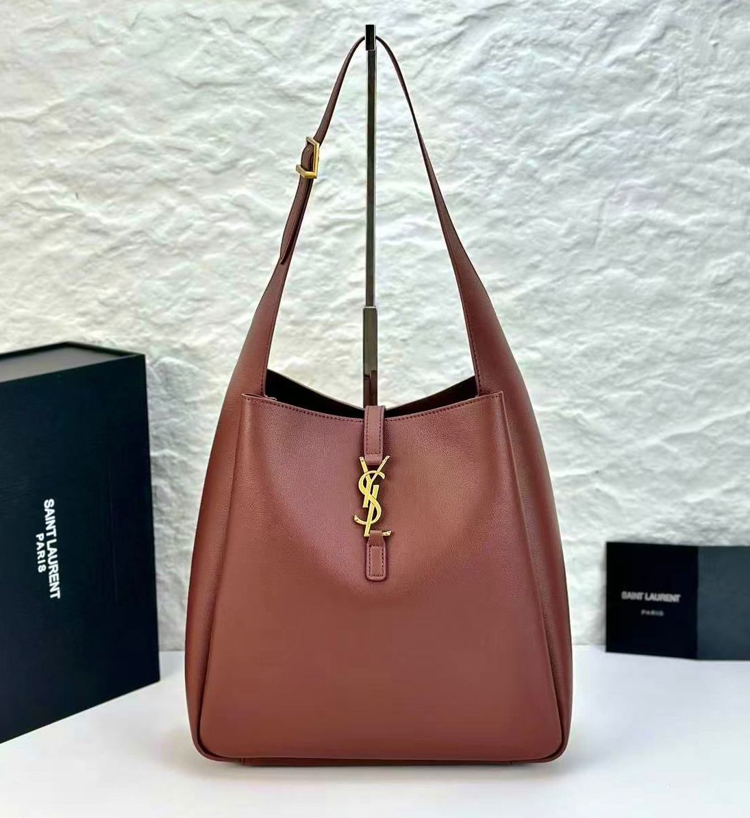 Saint Laurent Le 5 ? 7 Supple small hobo bag in grained calf leather, possibly in the "fox" or "burgundy" color. image 1