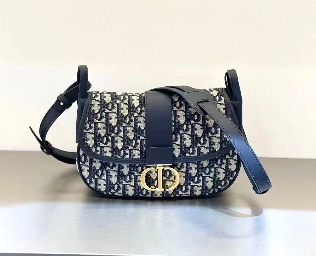 Dior 30 Montaigne bag in blue Dior Oblique jacquard canvas with gold-finish metal hardware. image 1