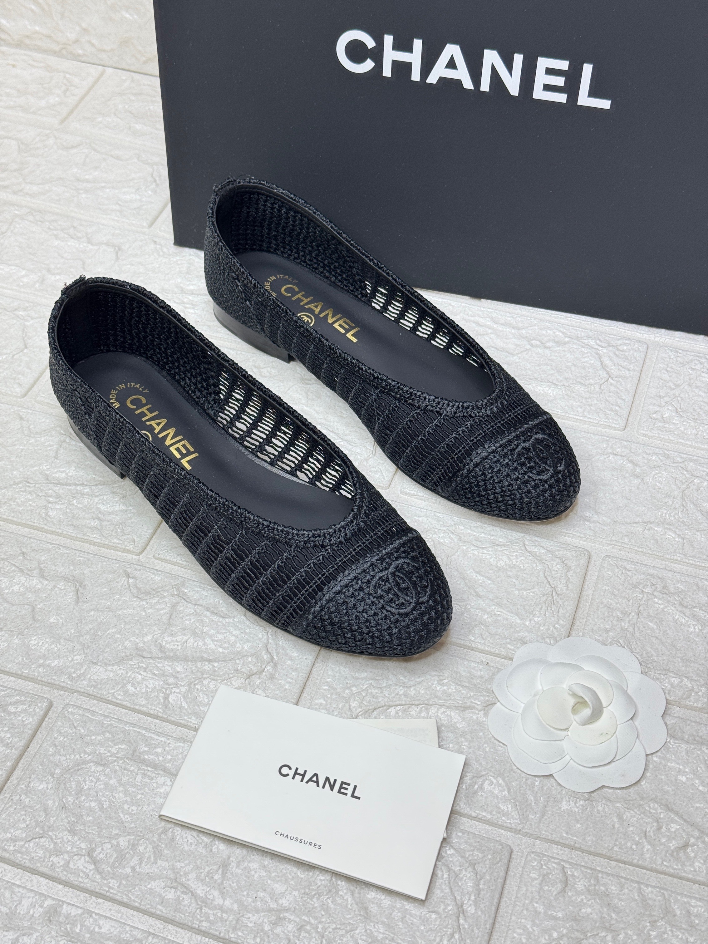 Chanel black fabric ballet flats with the signature CC logo on the cap toe and inner sole. image 1