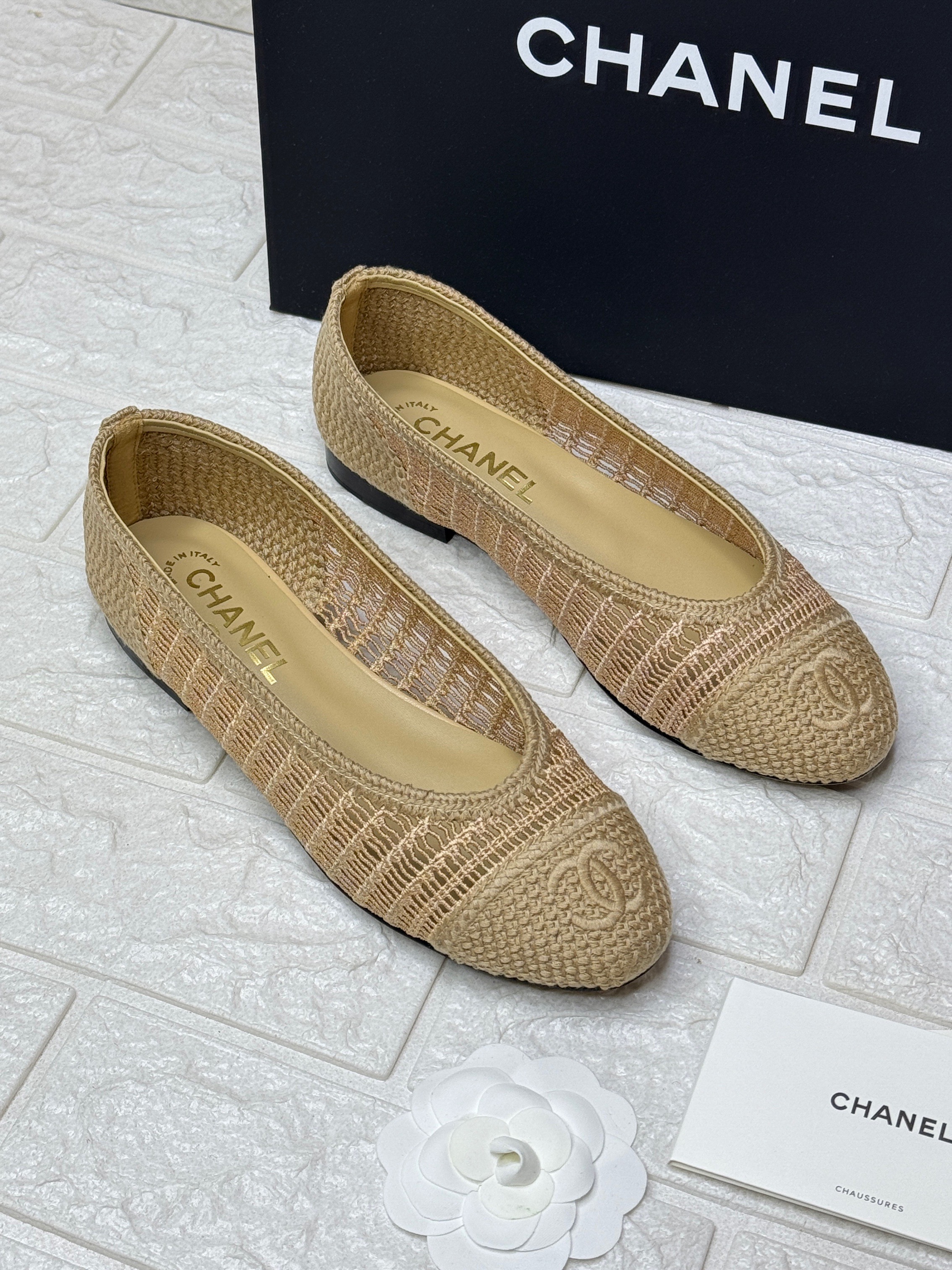 Chanel beige raffia ballet flats with a tonal CC embroidery on the cap toe image 1