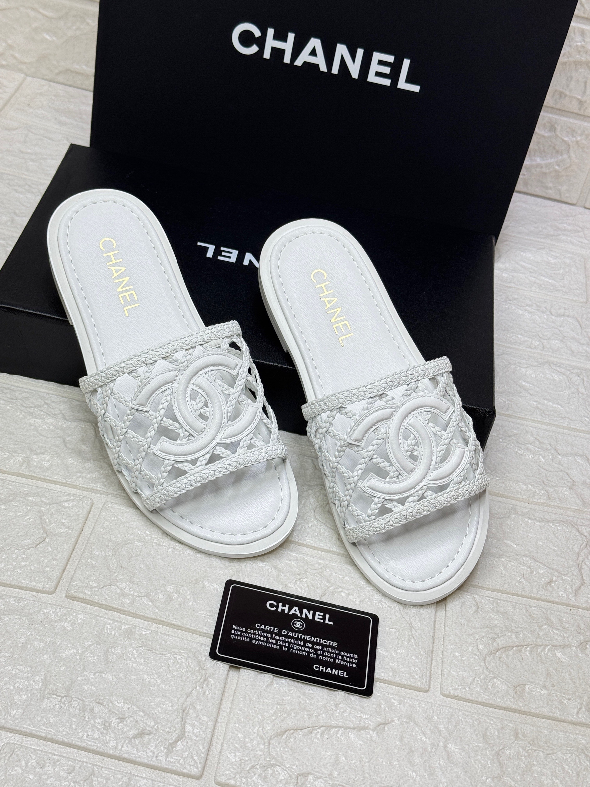 Chanel 23S CC Logo Sandals in white raffia image 1