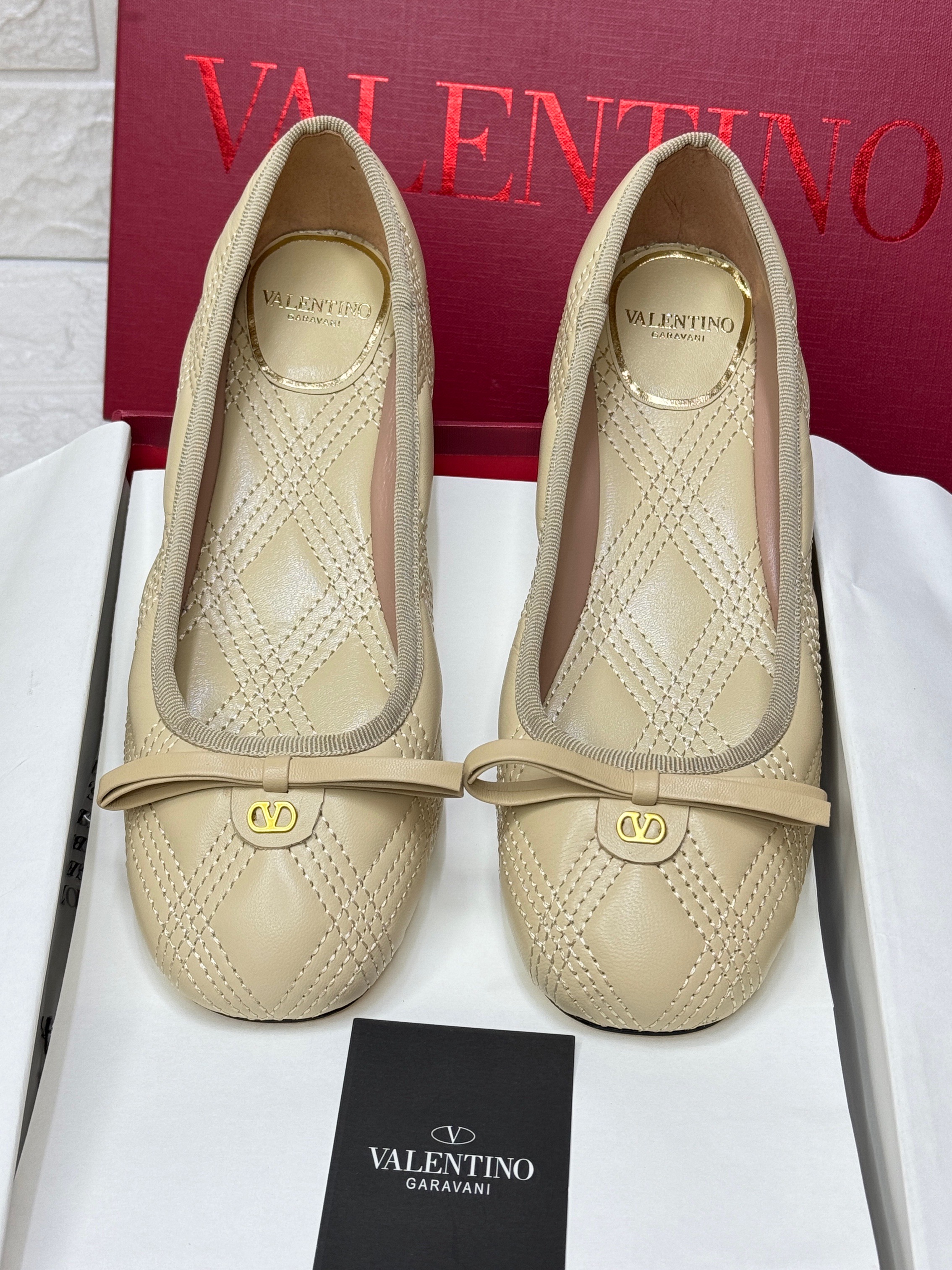 Valentino Garavani Quiltie 67 ballet flats in beige calf leather with diamond quilting and a bow detail. image 1