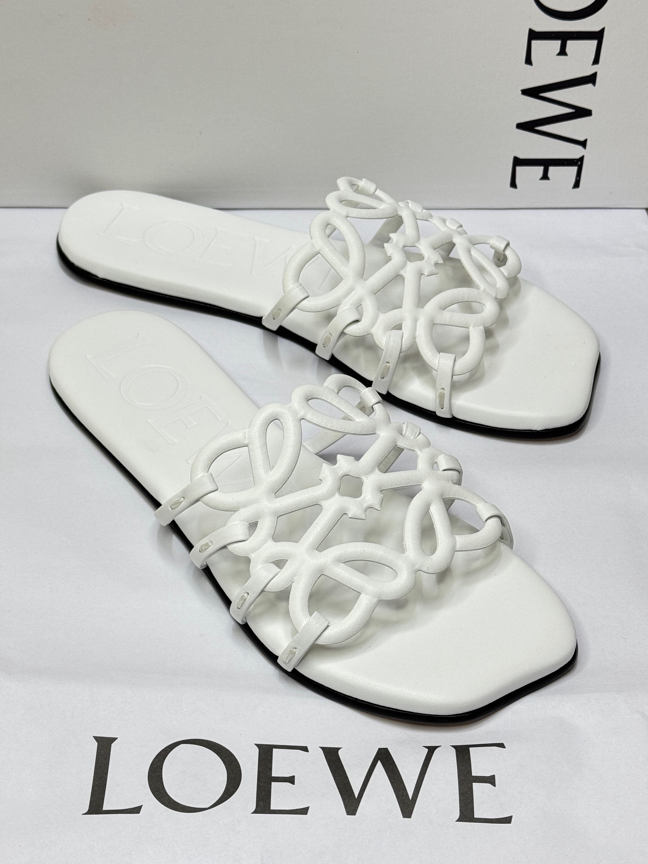 Loewe Petal Anagram slide in white soft calfskin. image 1