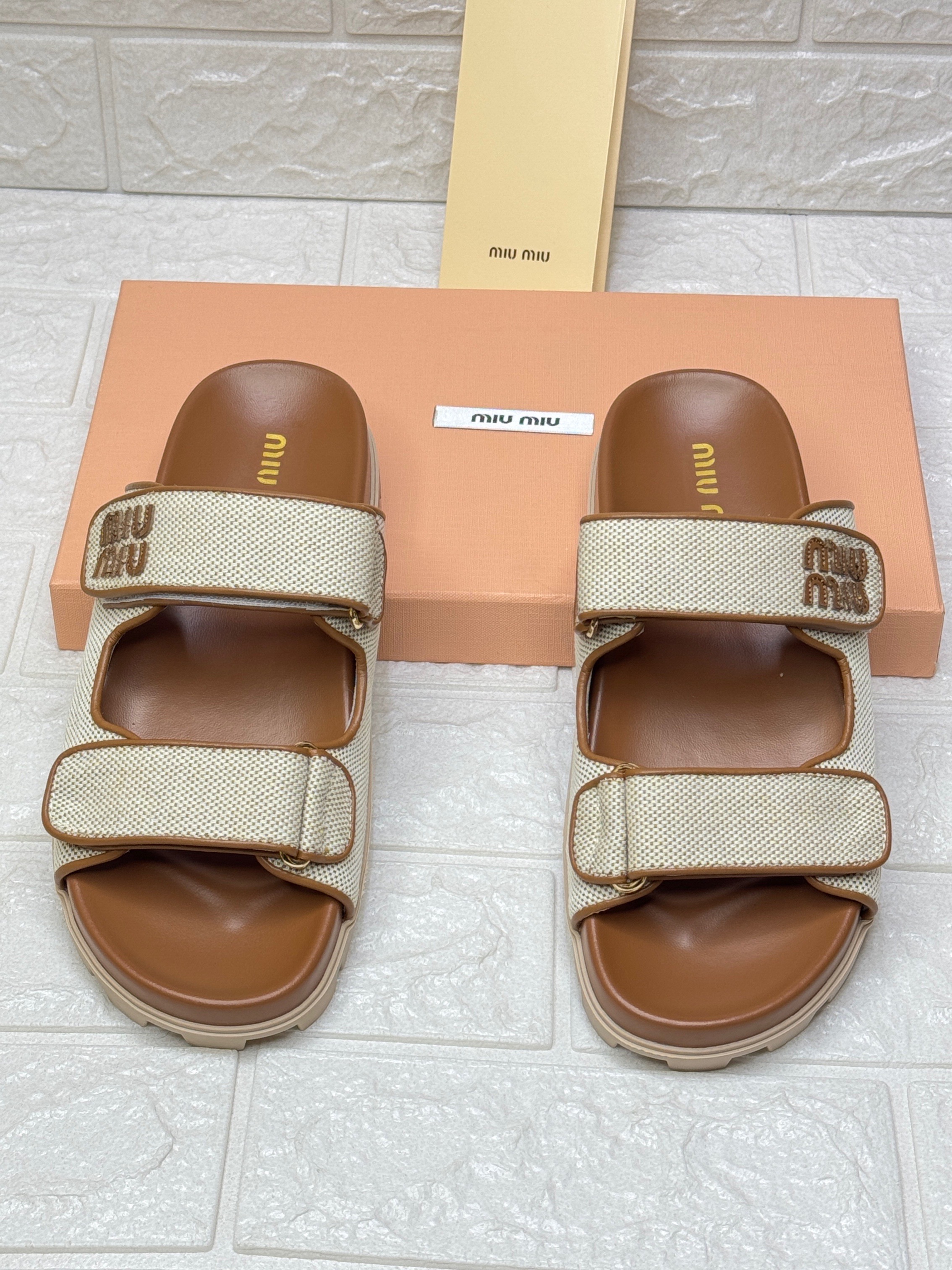 Miu Miu Fussbett canvas sandals in the color combination Naturale and Brandy. image 1