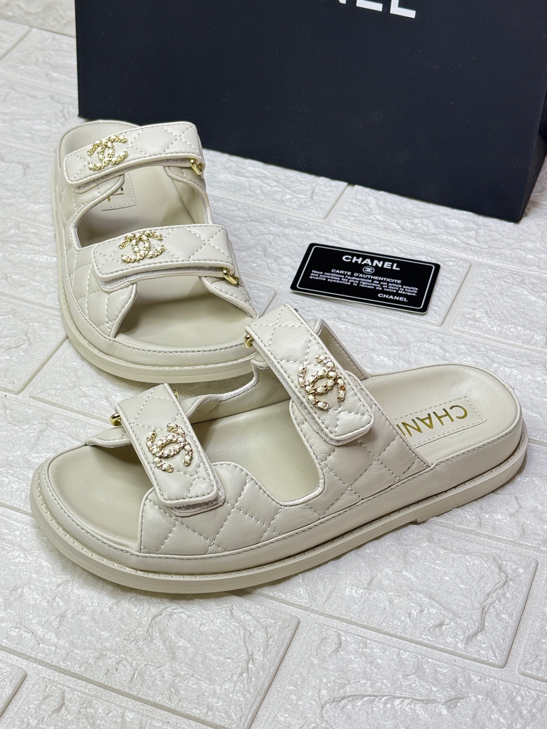 Chanel Dad sandals in white quilted leather. image 1