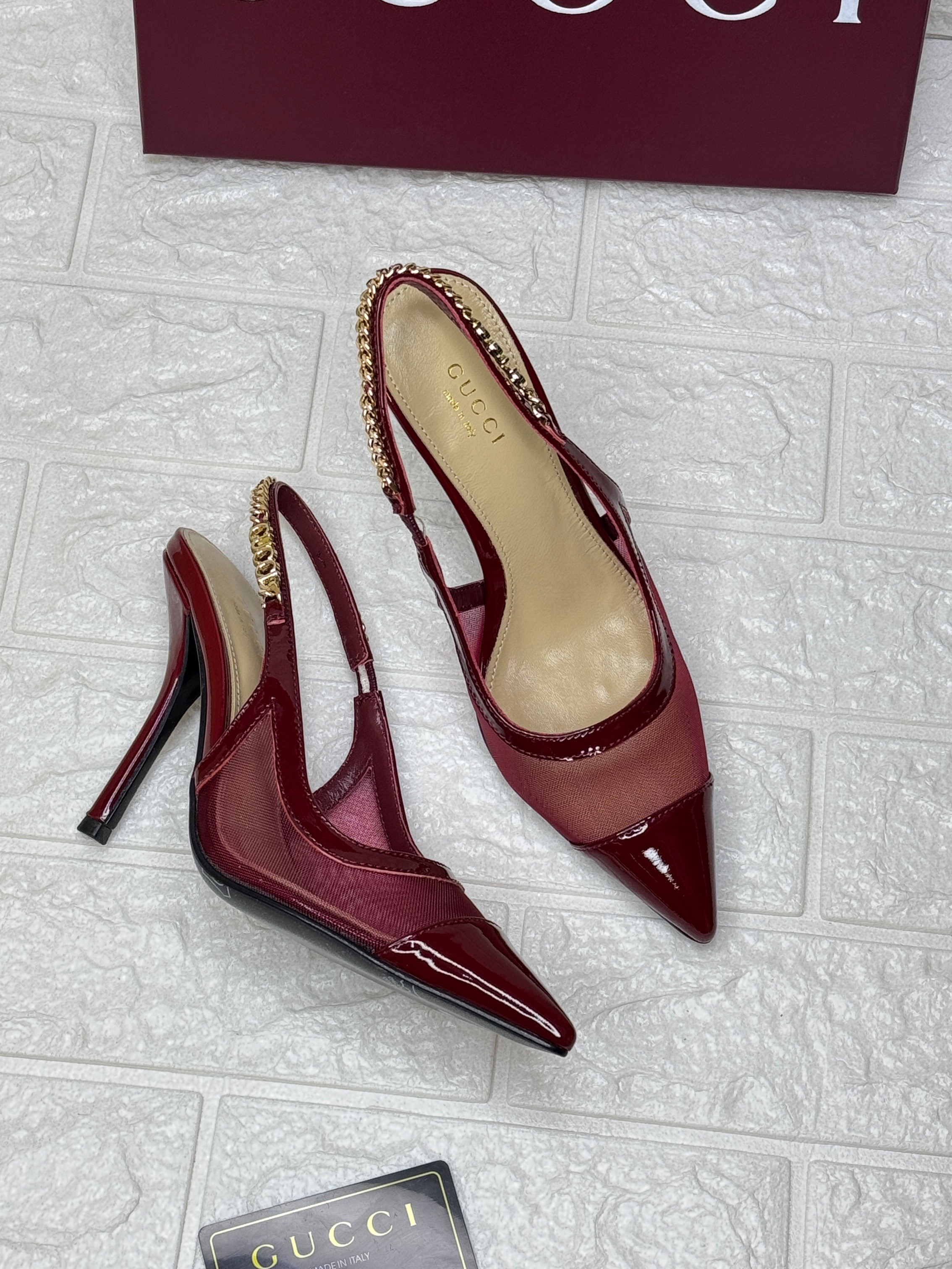 Gucci Signoria slingback pump in burgundy patent leather and mesh with a gold-tone chain detail. image 2