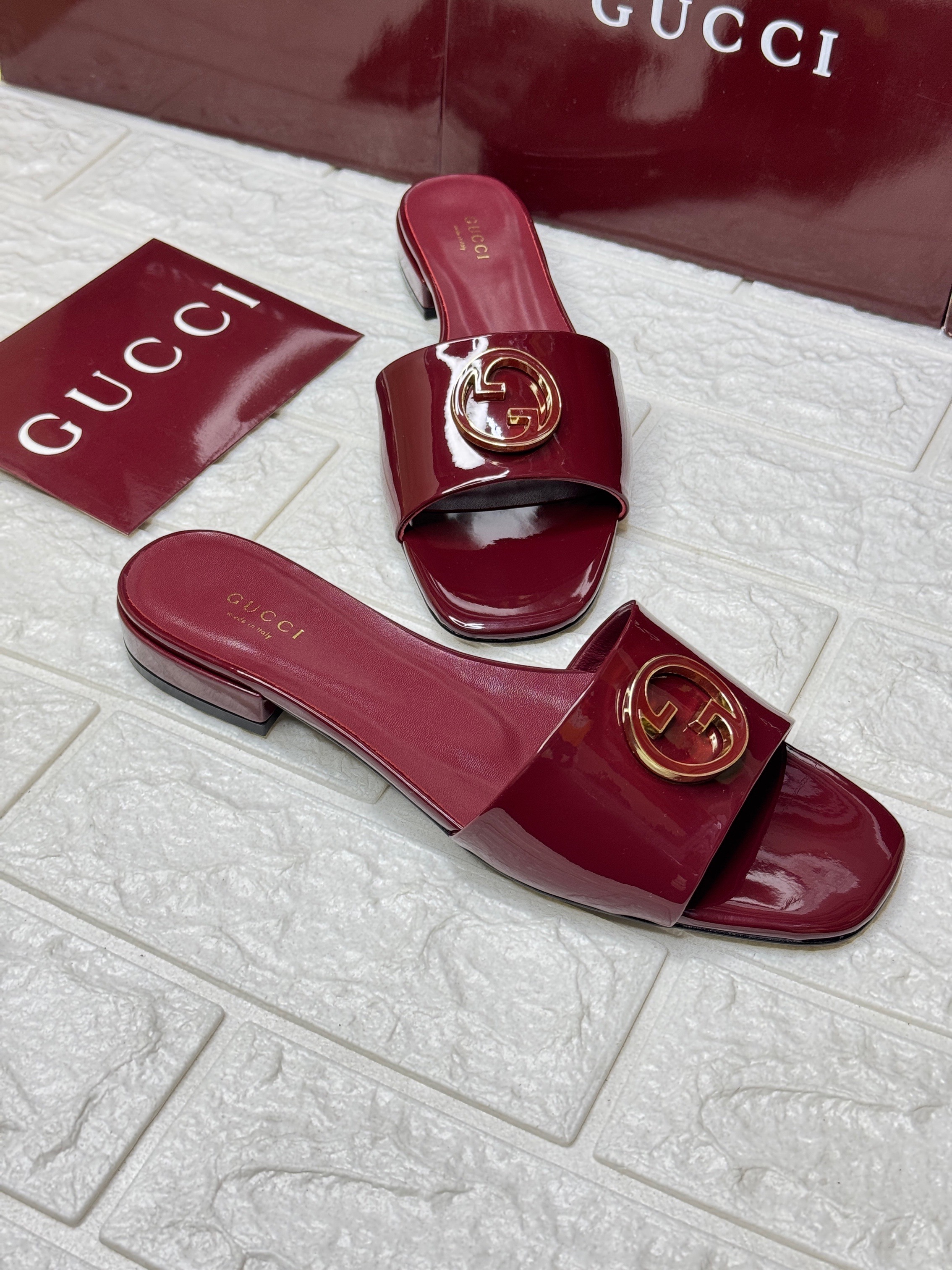 Gucci Round Interlocking G sandal in patent leather. image 1