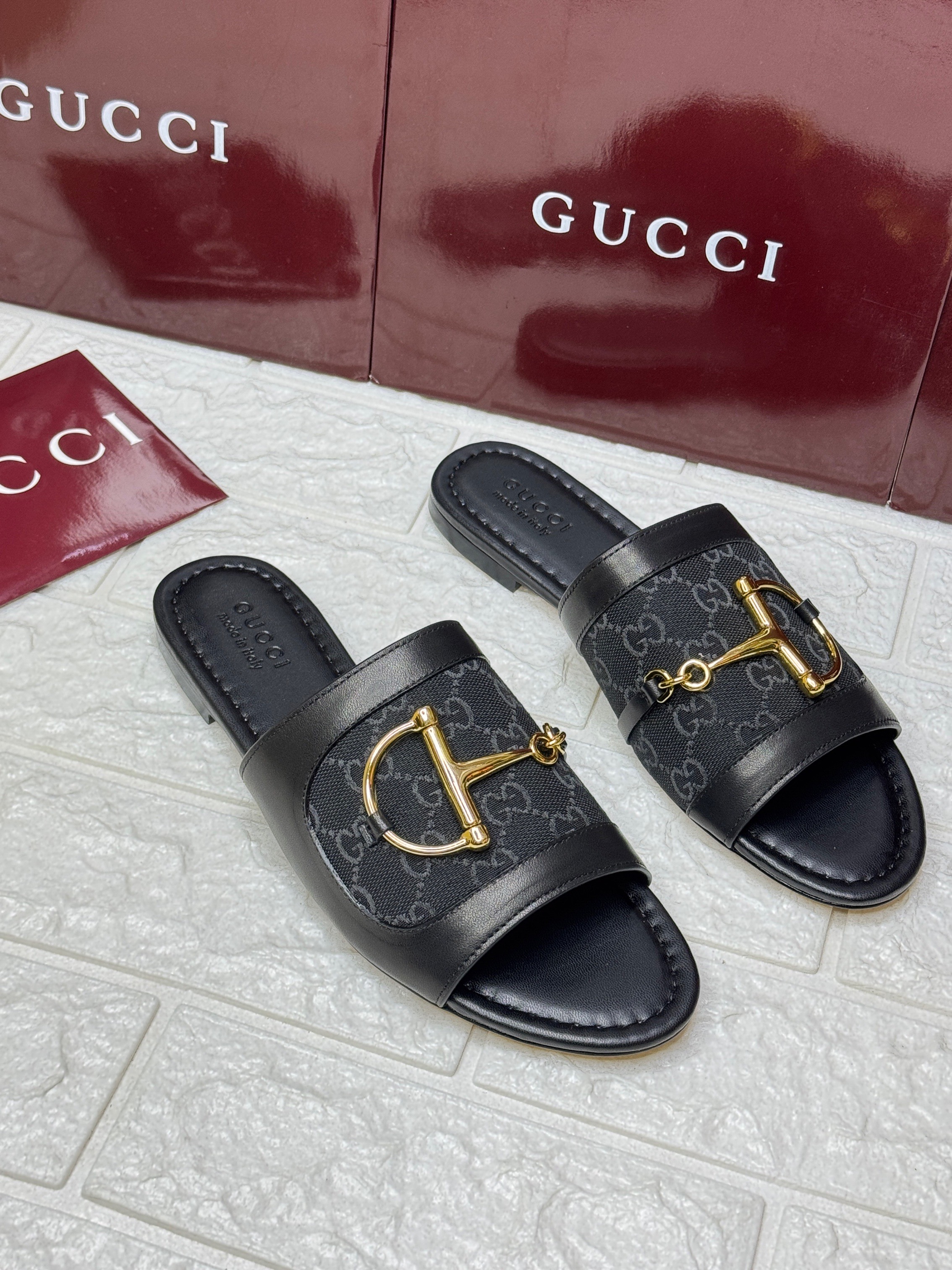 Gucci Horsebit flat sandals in black leather and GG canvas. image 1