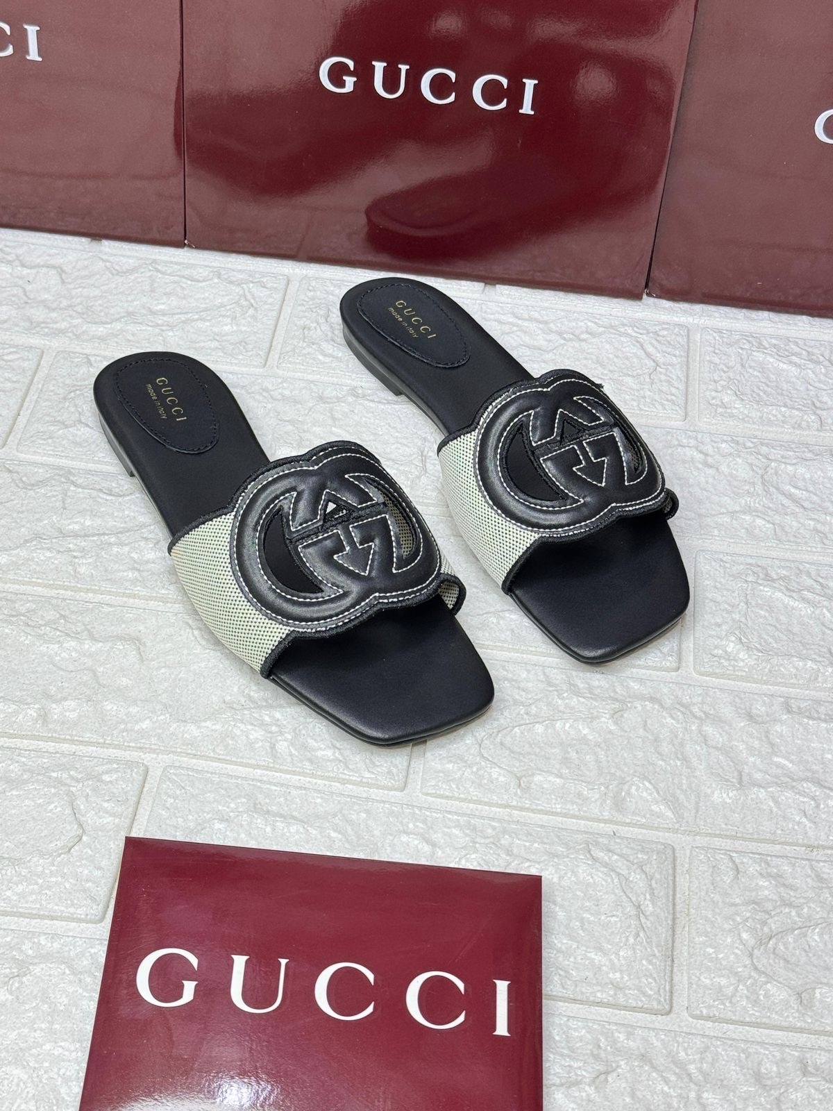Gucci Interlocking G slide sandals in black leather and white canvas image 1