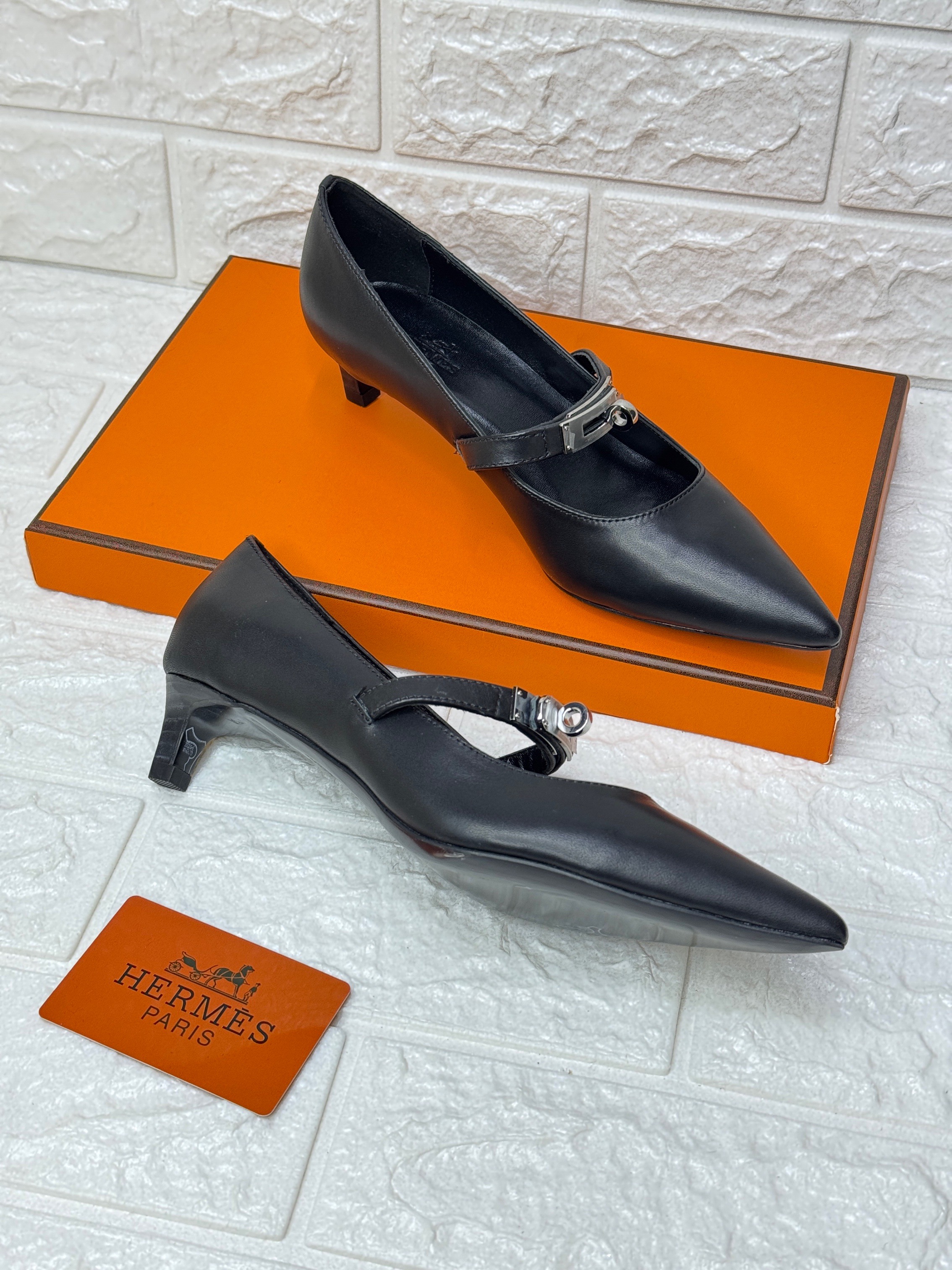 Hermès Kiara 40 pumps in black calfskin leather featuring the iconic palladium Kelly buckle. image 1