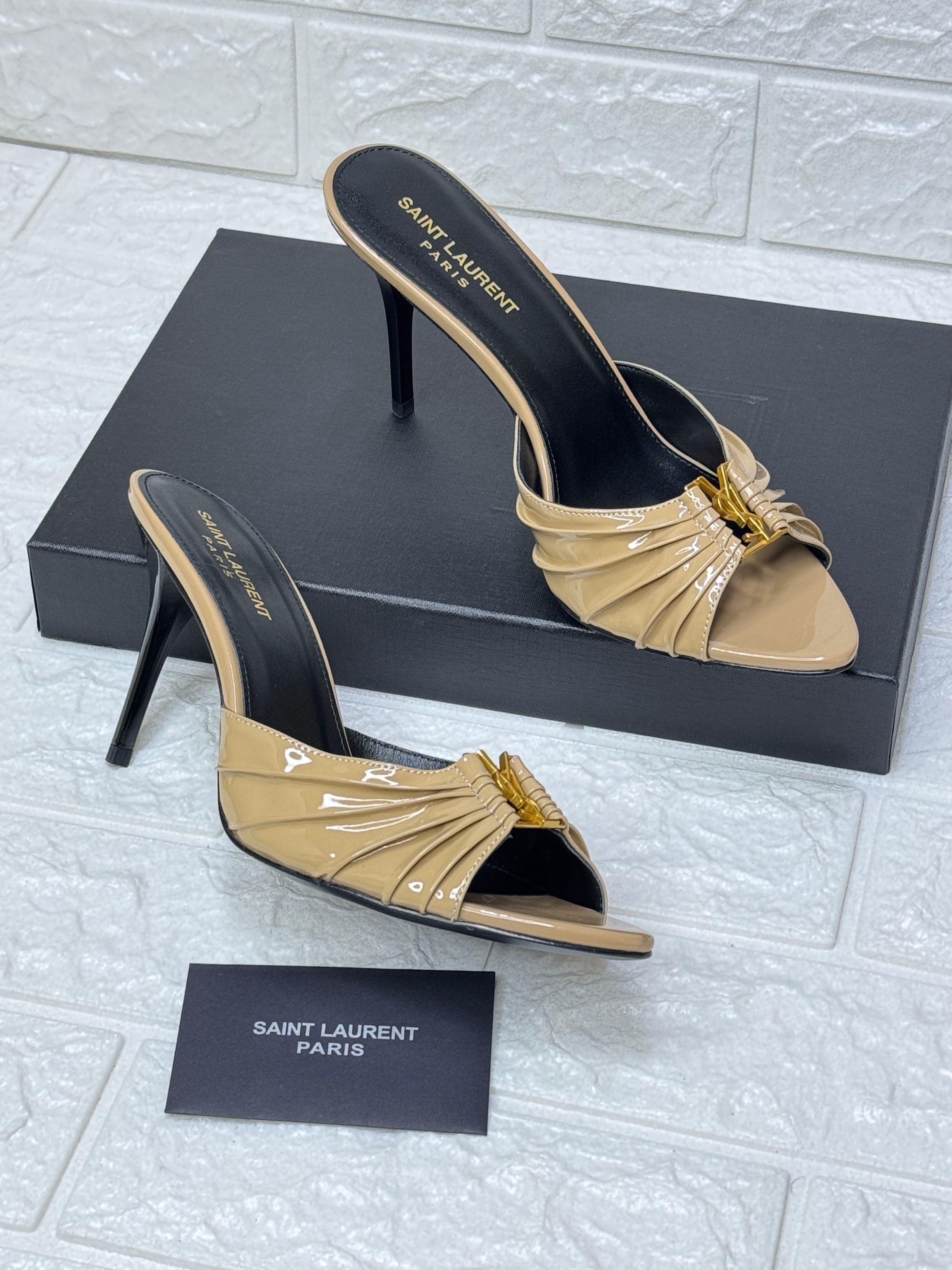 Saint Laurent Babylone mules in beige patent leather with a gold-tone logo detail. image 1