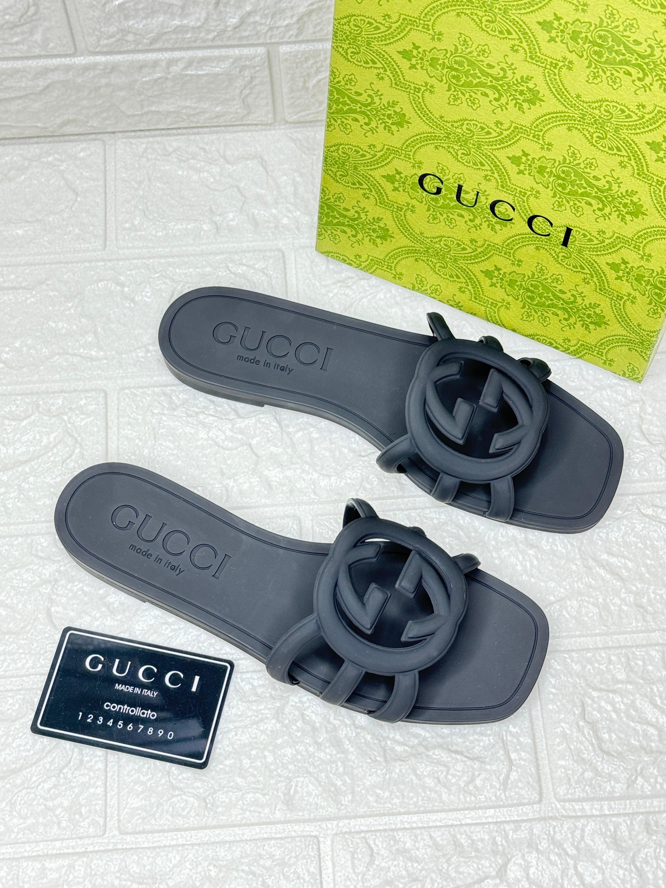 Gucci Interlocking G slide sandals in light black rubber. image 1
