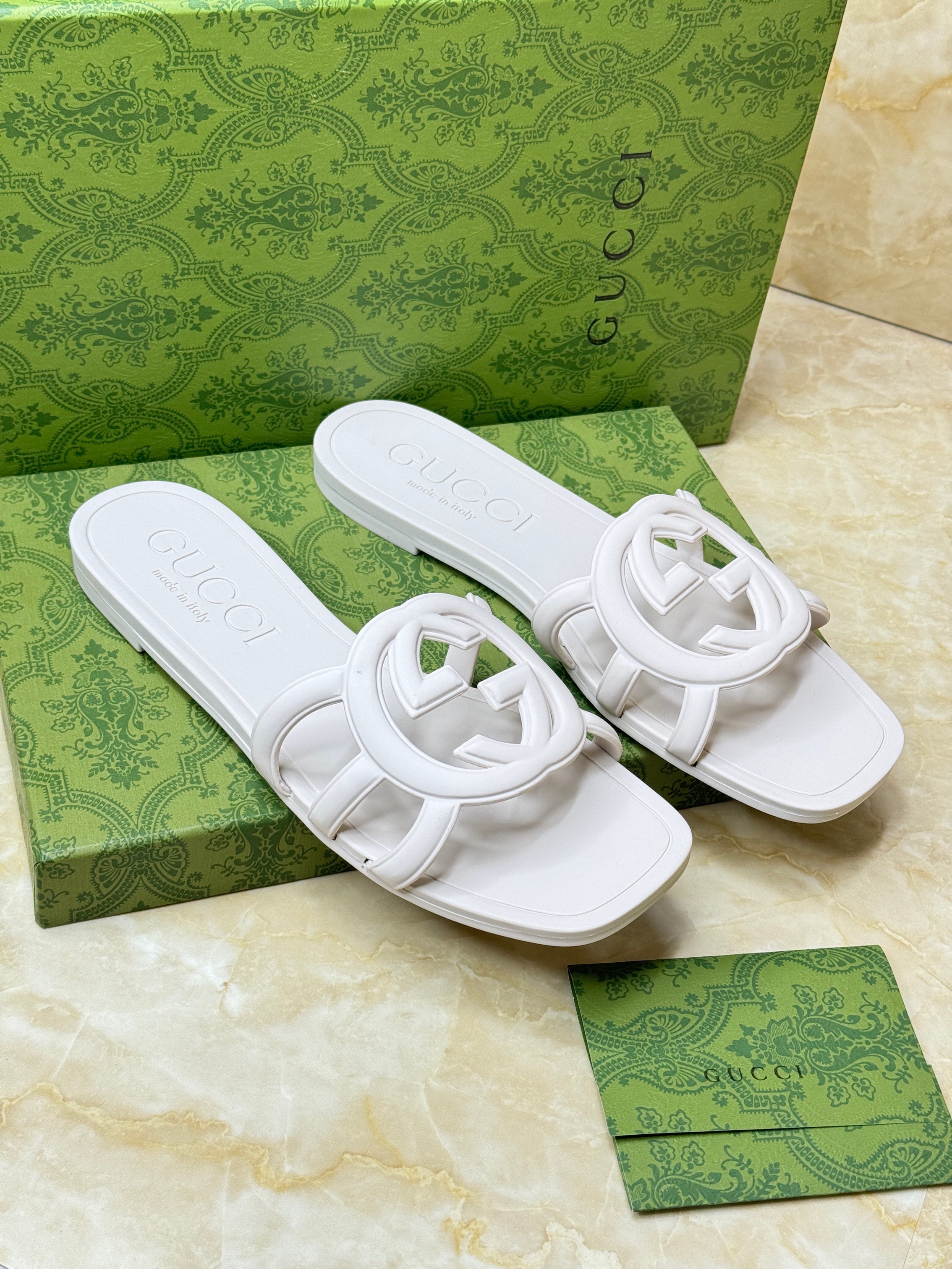 Gucci Interlocking G slide sandals in light white rubber. image 1