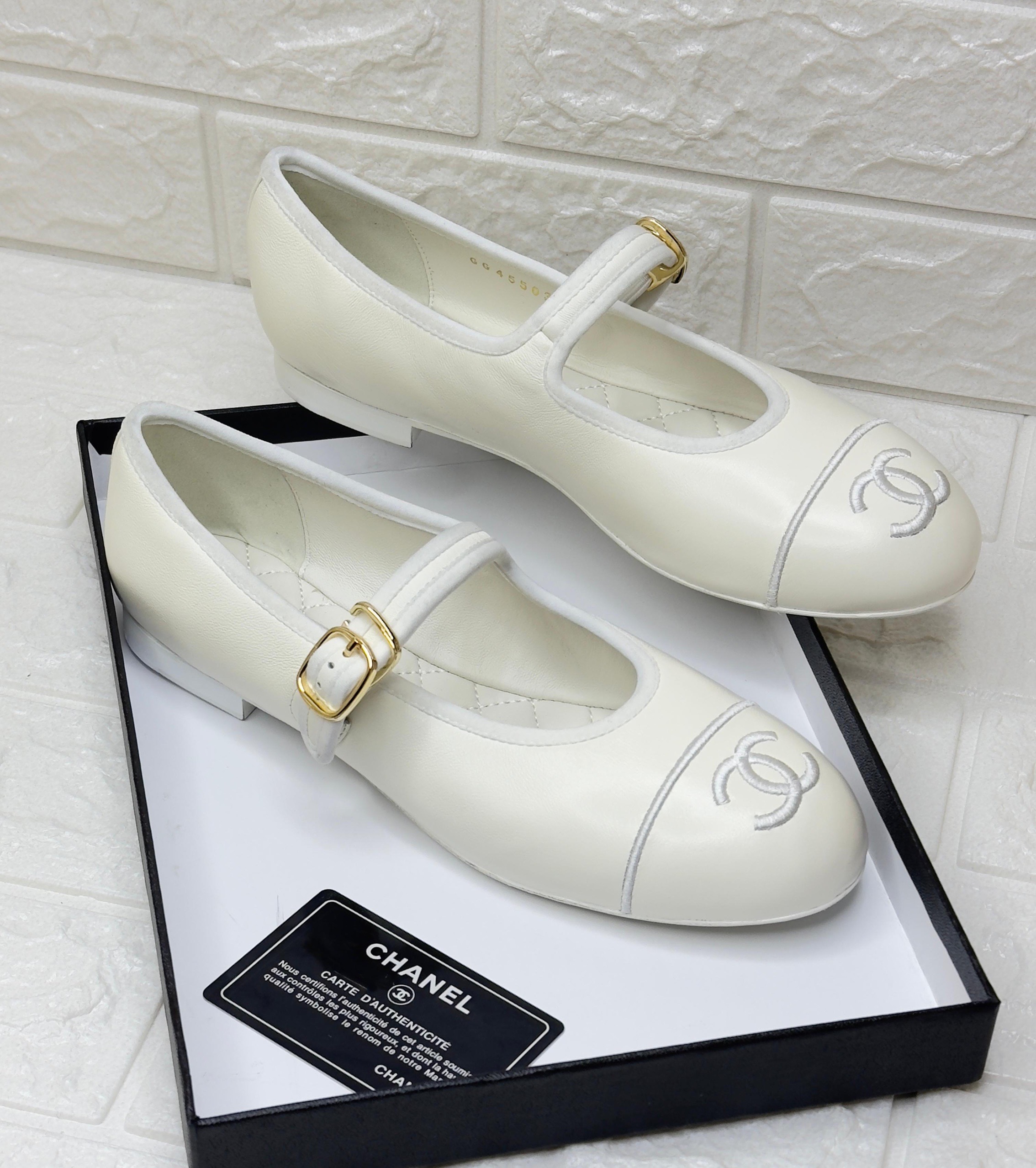 Chanel Mary Jane flats in white lambskin leather. image 1