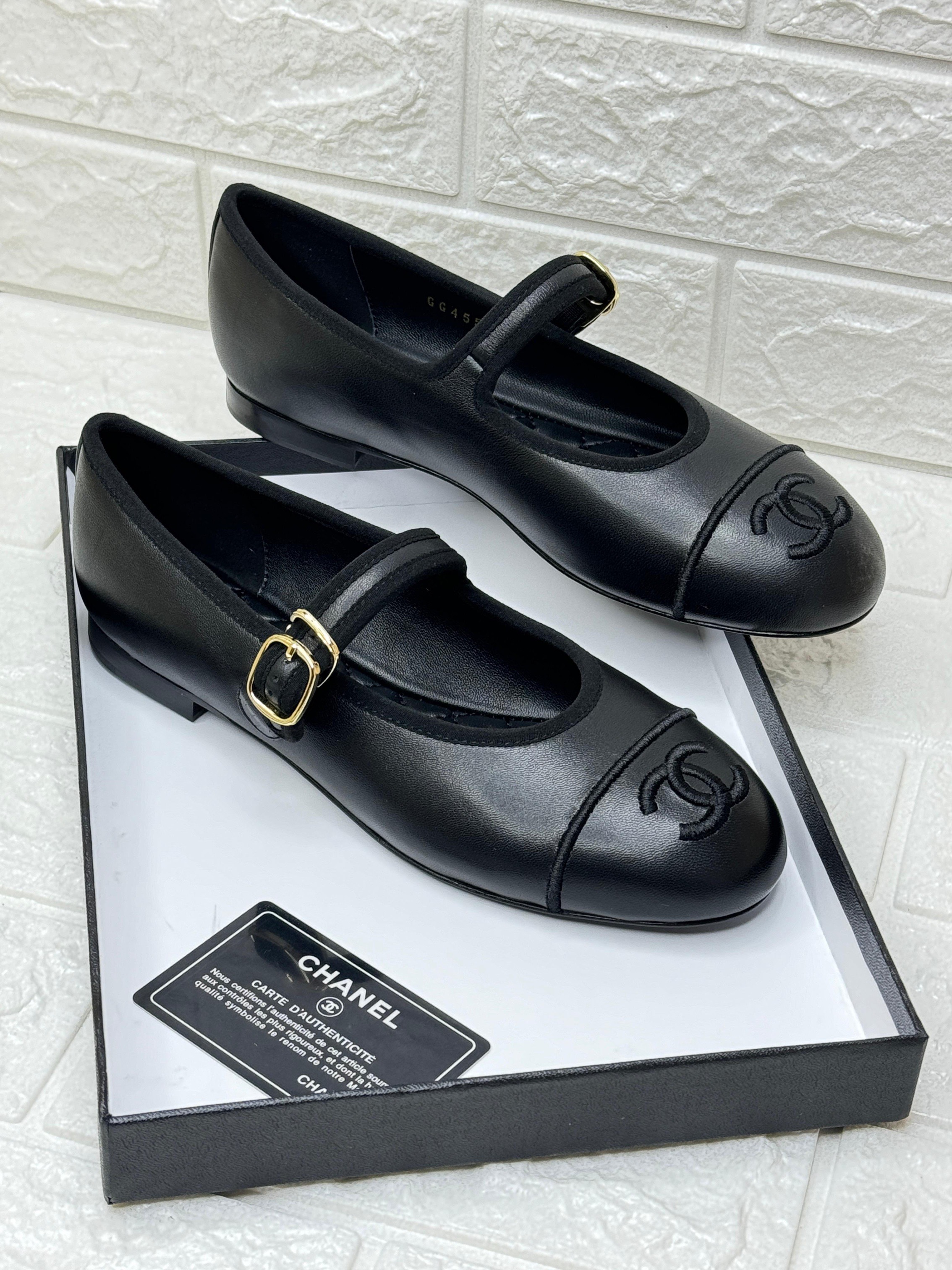Chanel Mary Jane flats in black lambskin leather. image 1