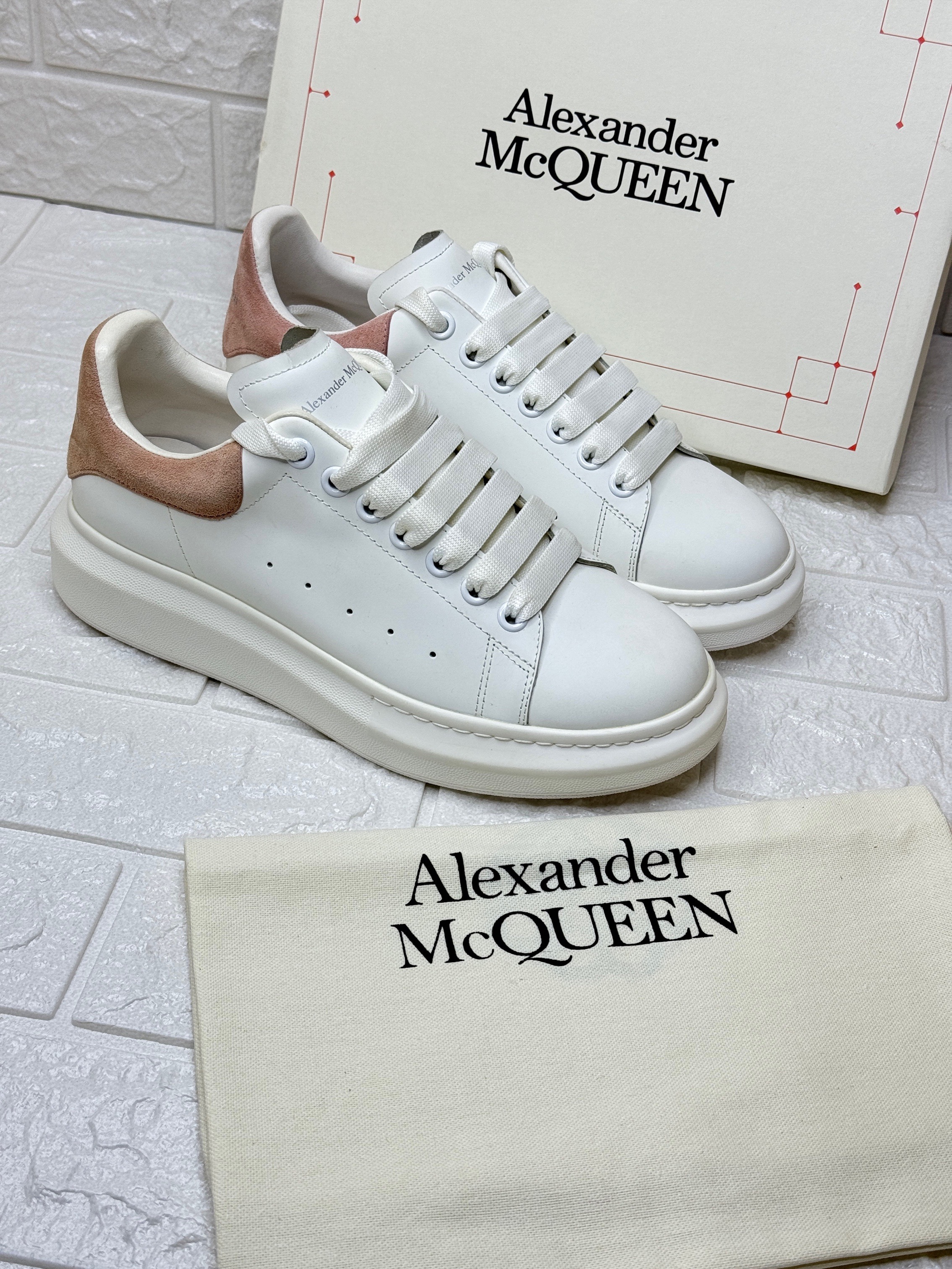 Alexander McQueen Oversized sneakers in white calf leather with a contrasting tan suede heel tab. image 1