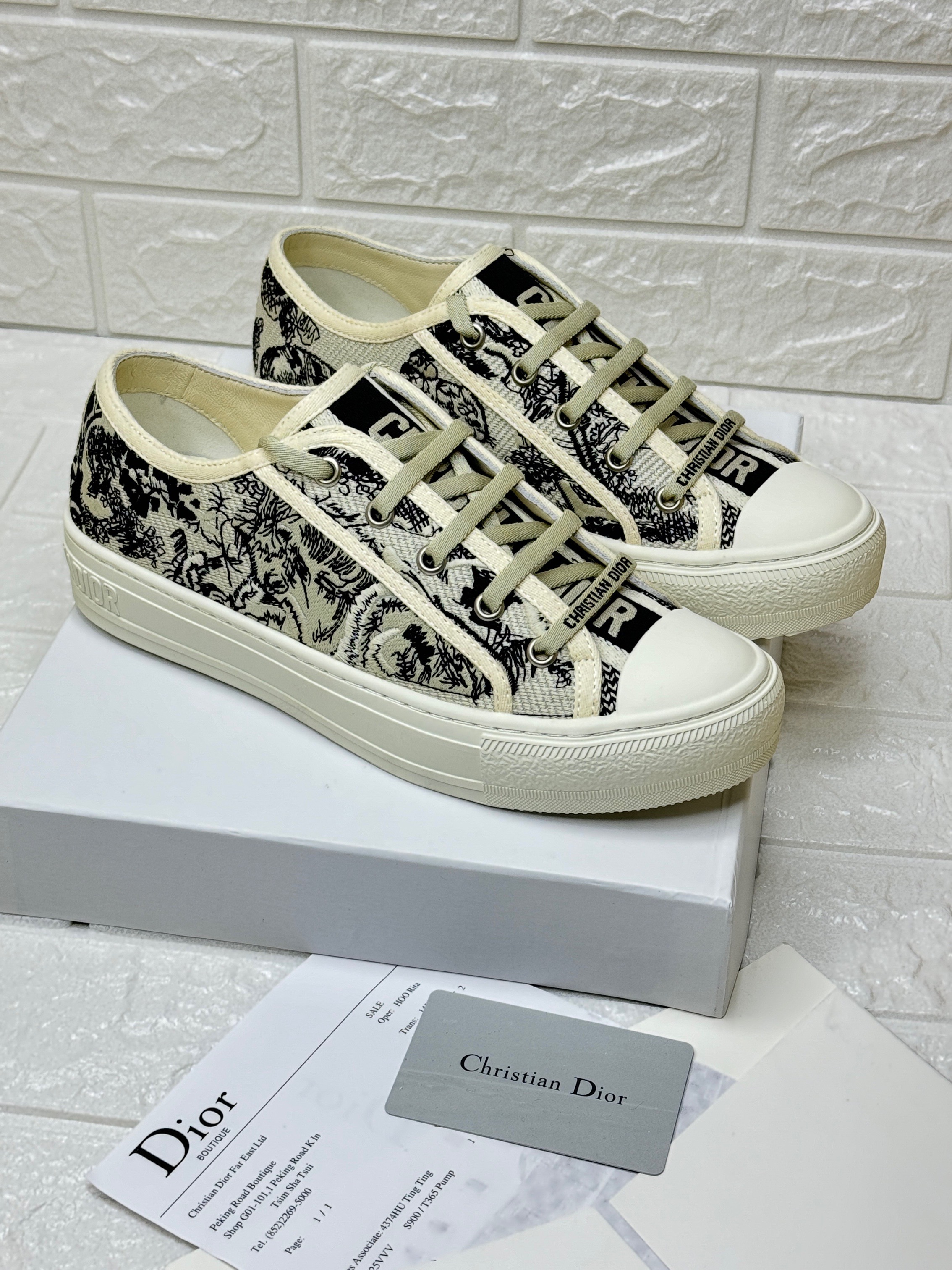 Dior Walk'n'Dior low-cut sneakers with a black and white embroidered Toile de Jouy or similar pattern. image 1