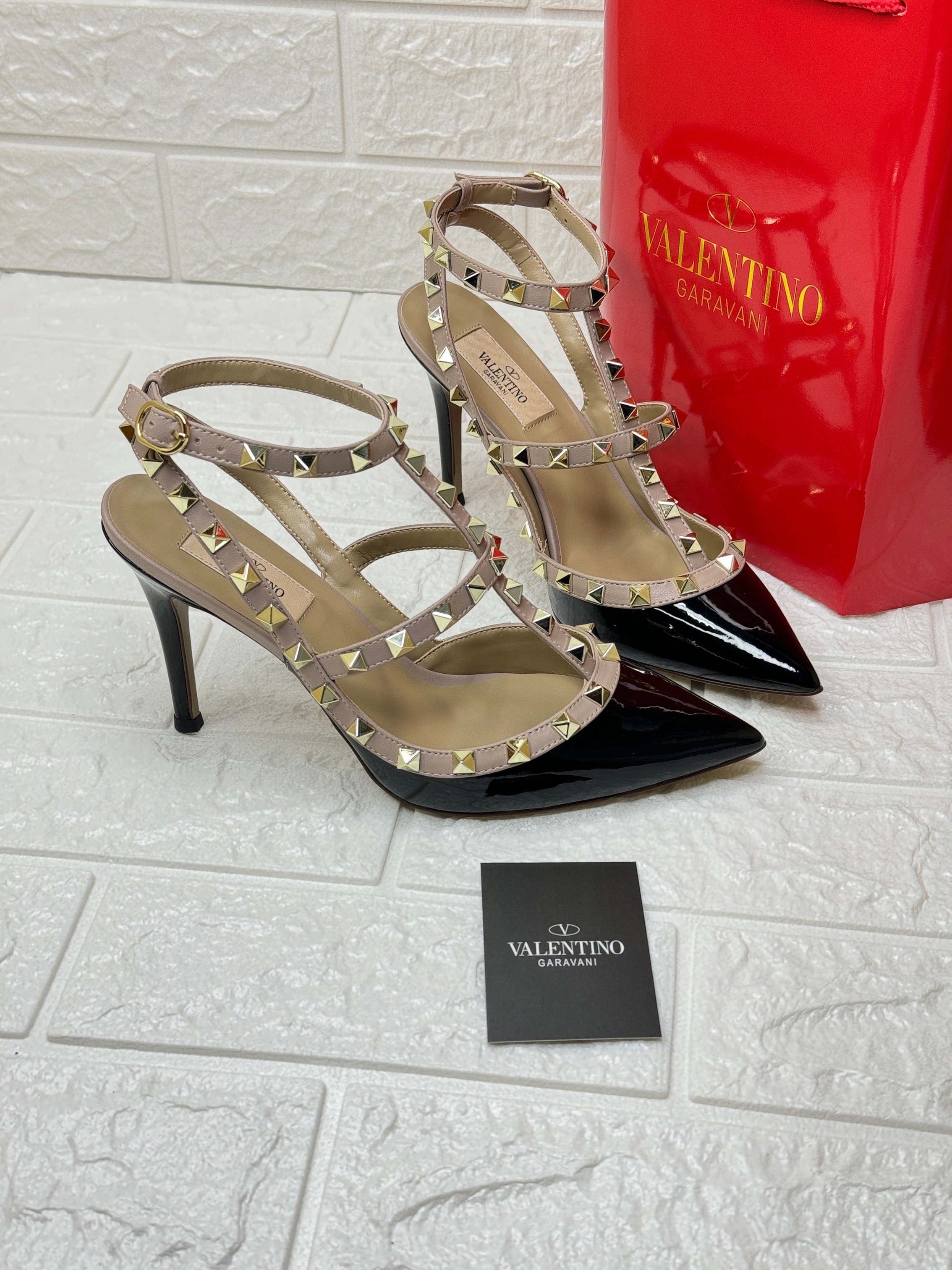 Valentino Garavani Rockstud patent leather ankle-strap pumps in black and poudre. image 1