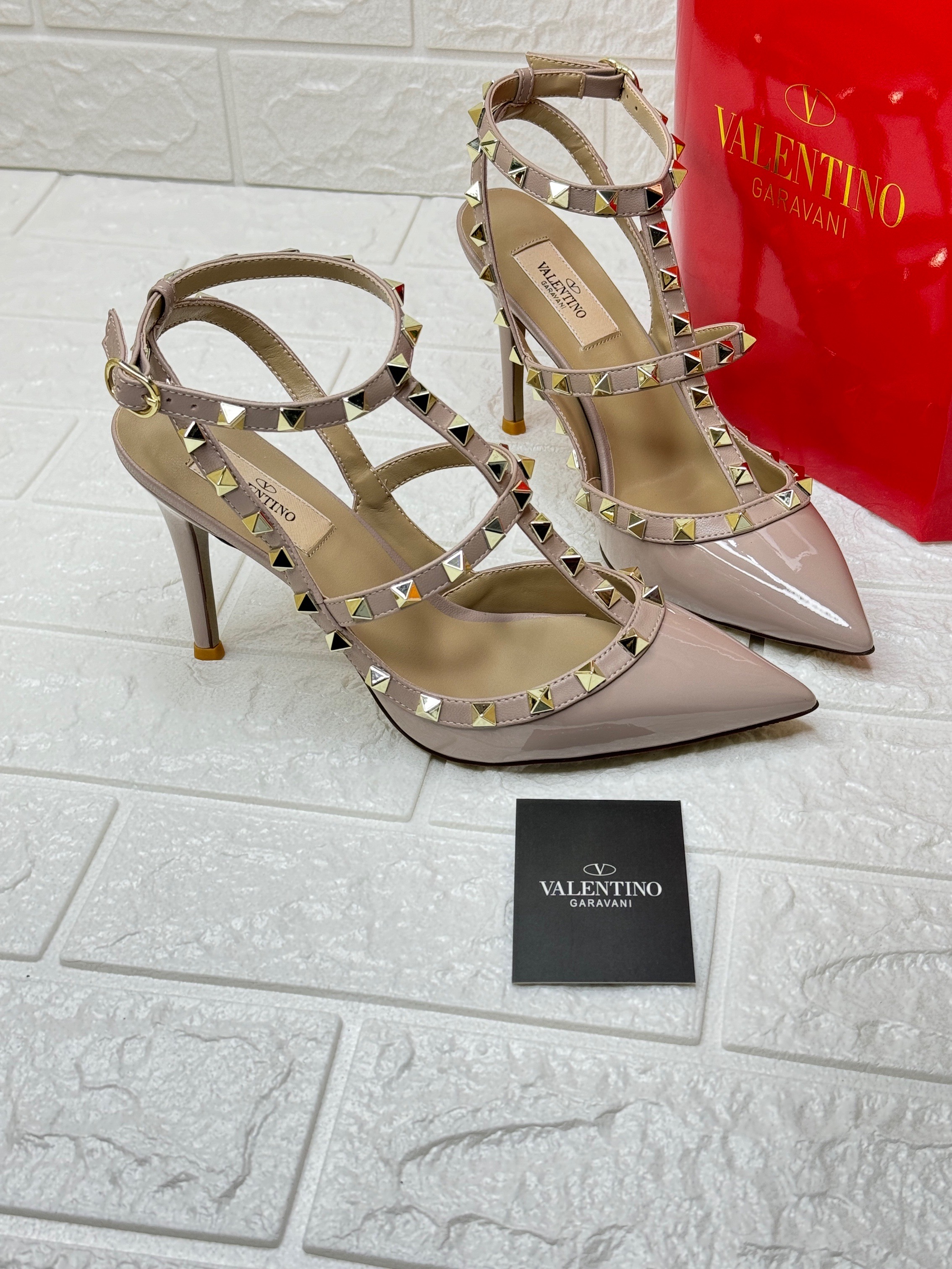 Valentino Garavani Rockstud 100 Caged Pump in patent leather and the color Poudre. image 1