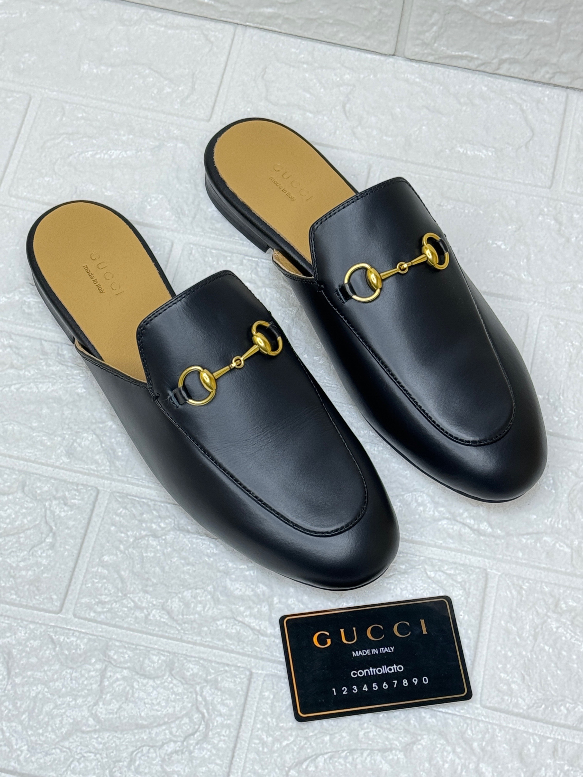 Gucci Princetown slipper in black leather with a gold-toned Horsebit detail. image 1