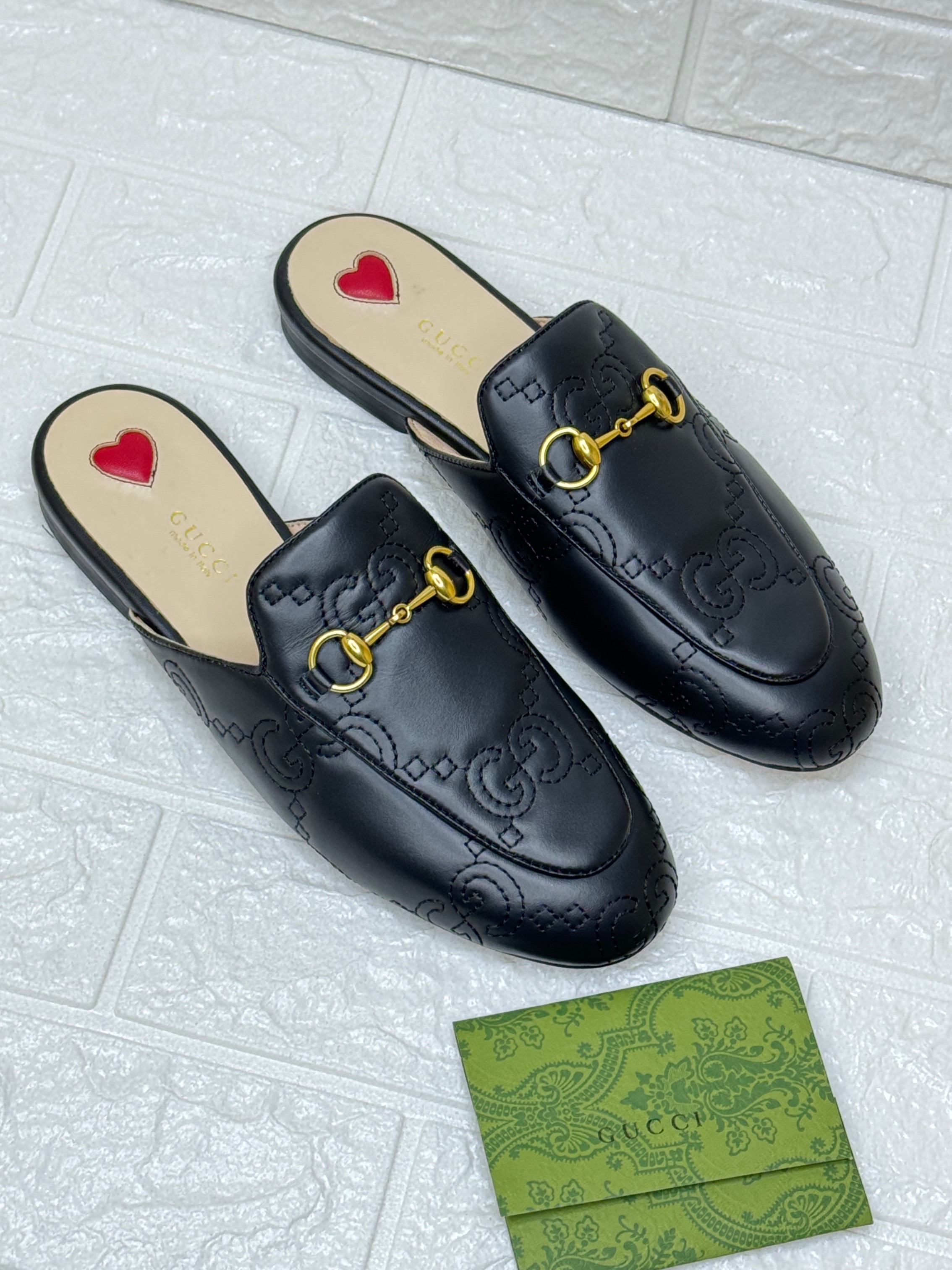 Gucci Princetown leather slippers in black. image 1