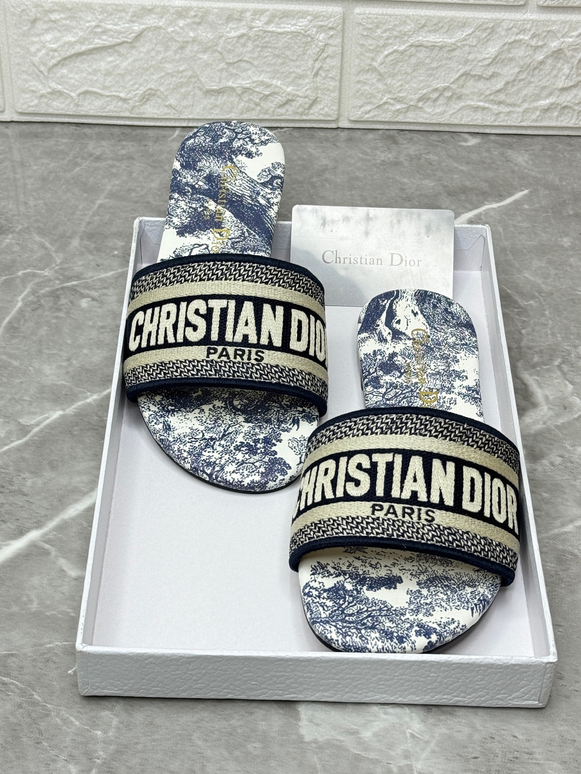 Christian Dior Dway slide in embroidered cotton with a Toile de Jouy motif. image 1