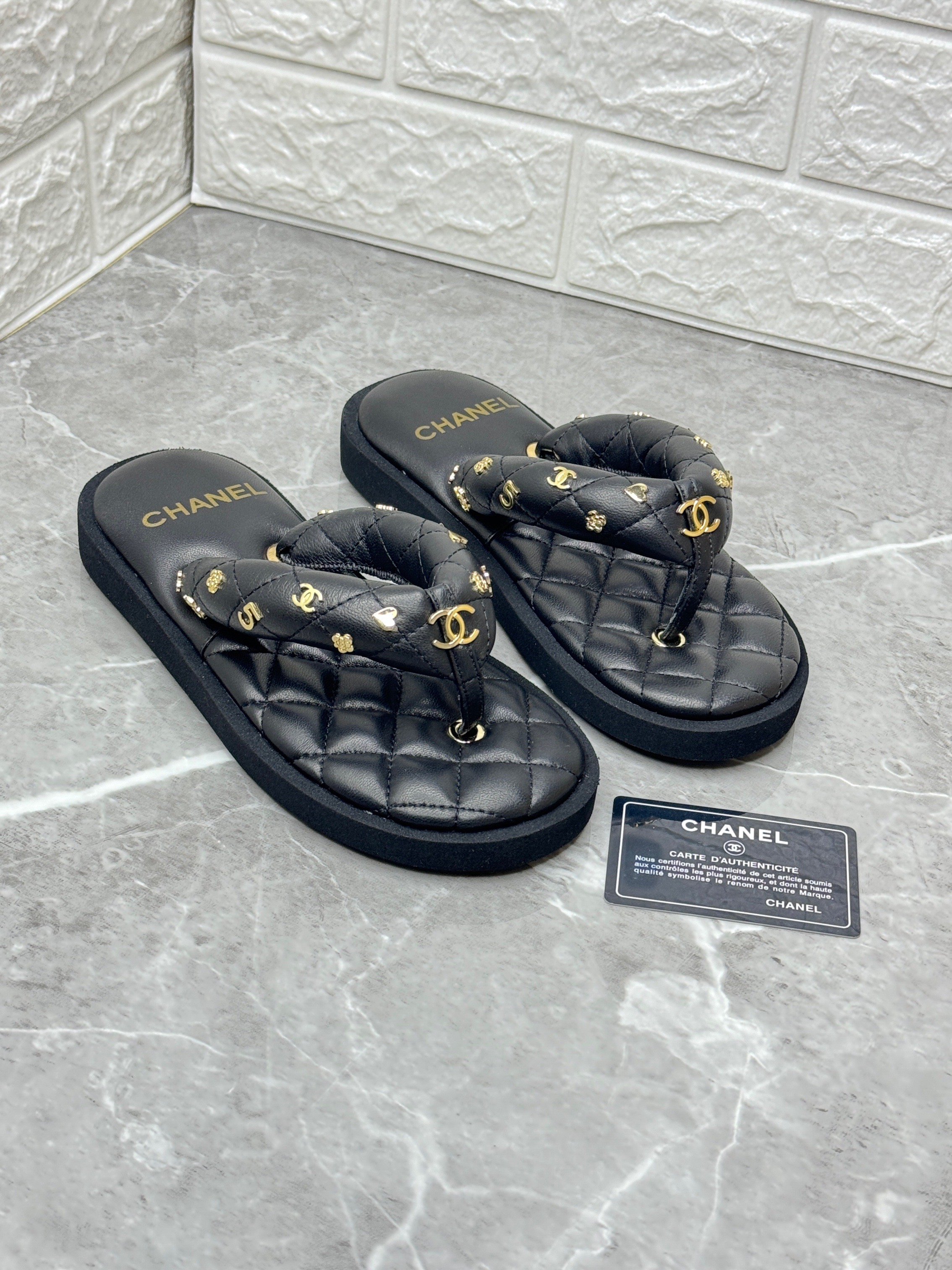 Chanel 23P black quilted padded lambskin charms thong sandals. image 1