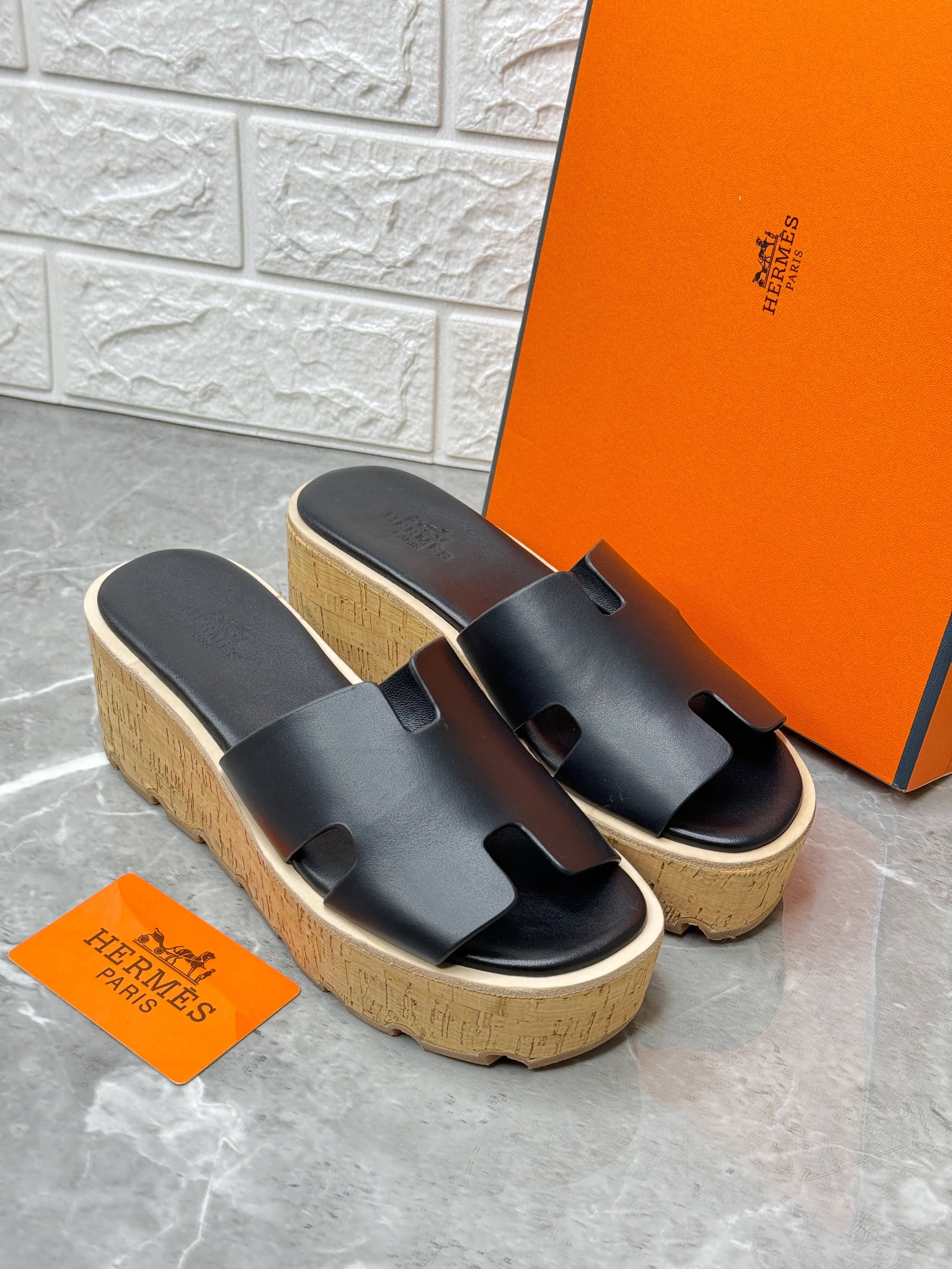 Herm?s Eze 30 sandals in black calfskin leather with a light cork platform. image 1