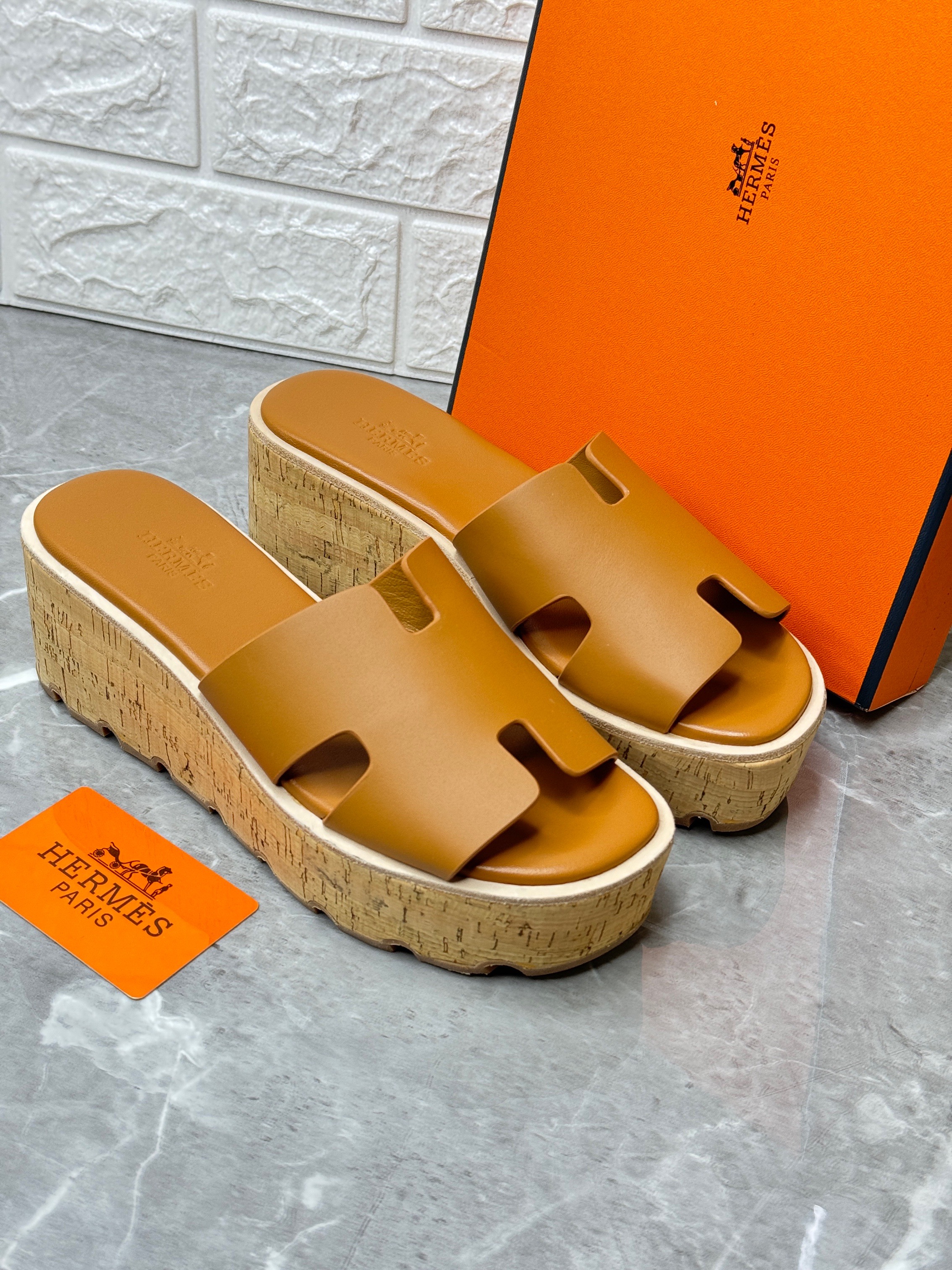 Herm?s Eze 30 sandals with a cork platform and an "H" cut-out strap in Heritage calfskin leather. image 1
