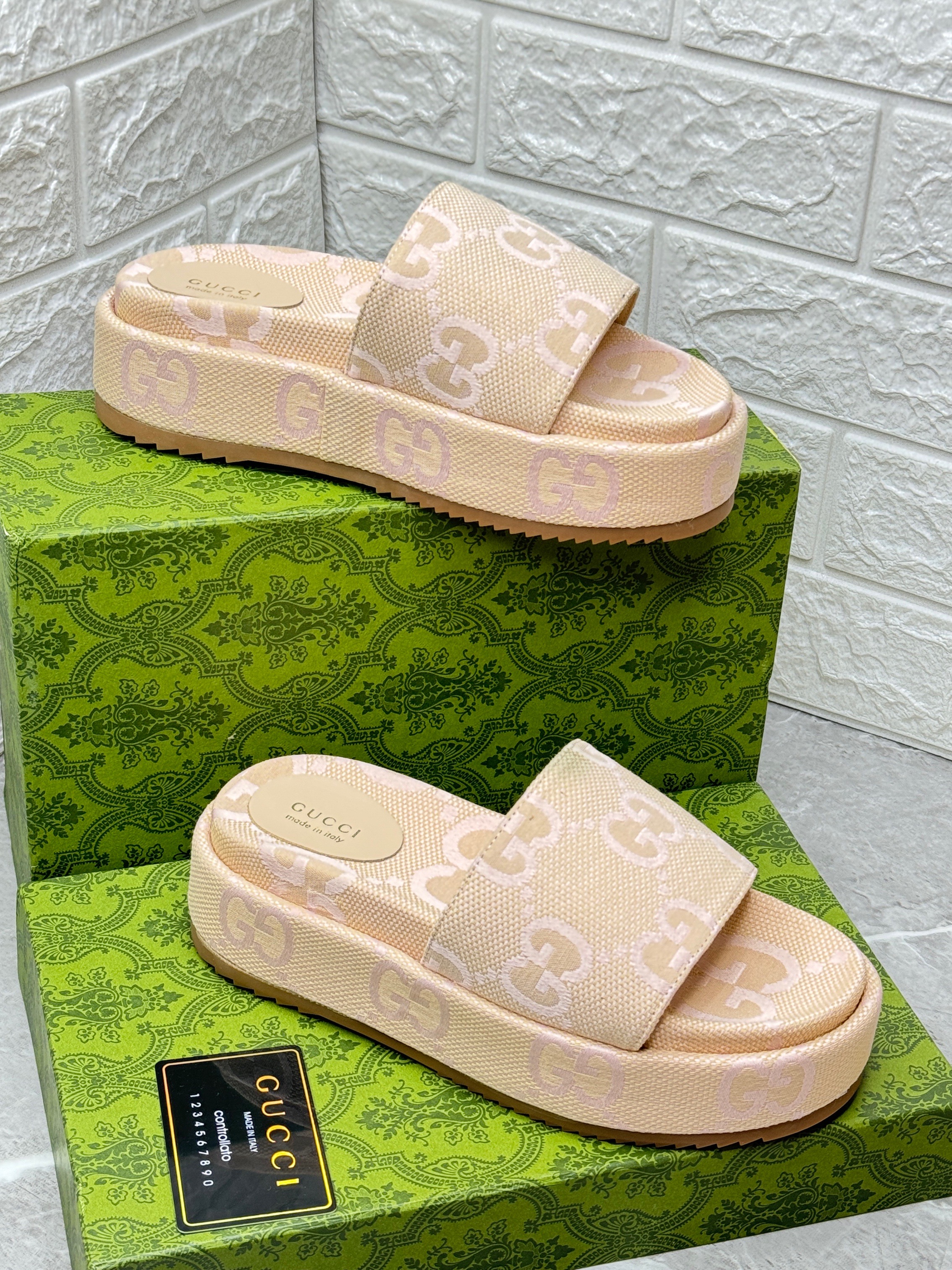 Gucci Angelina Jumbo GG platform slide sandal in beige and pink canvas. image 1