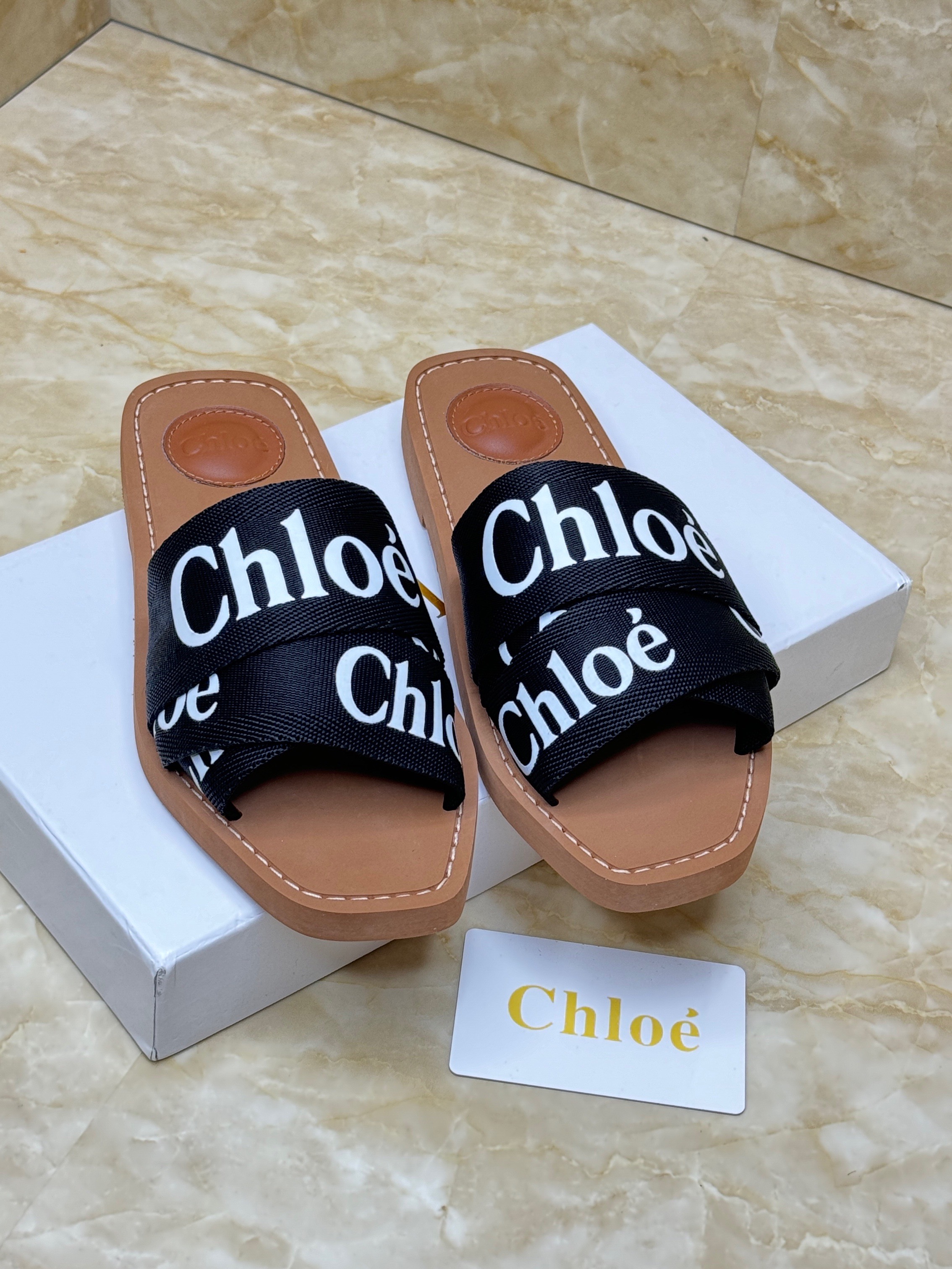 Chlo? Woody flat sandals in black canvas image 1