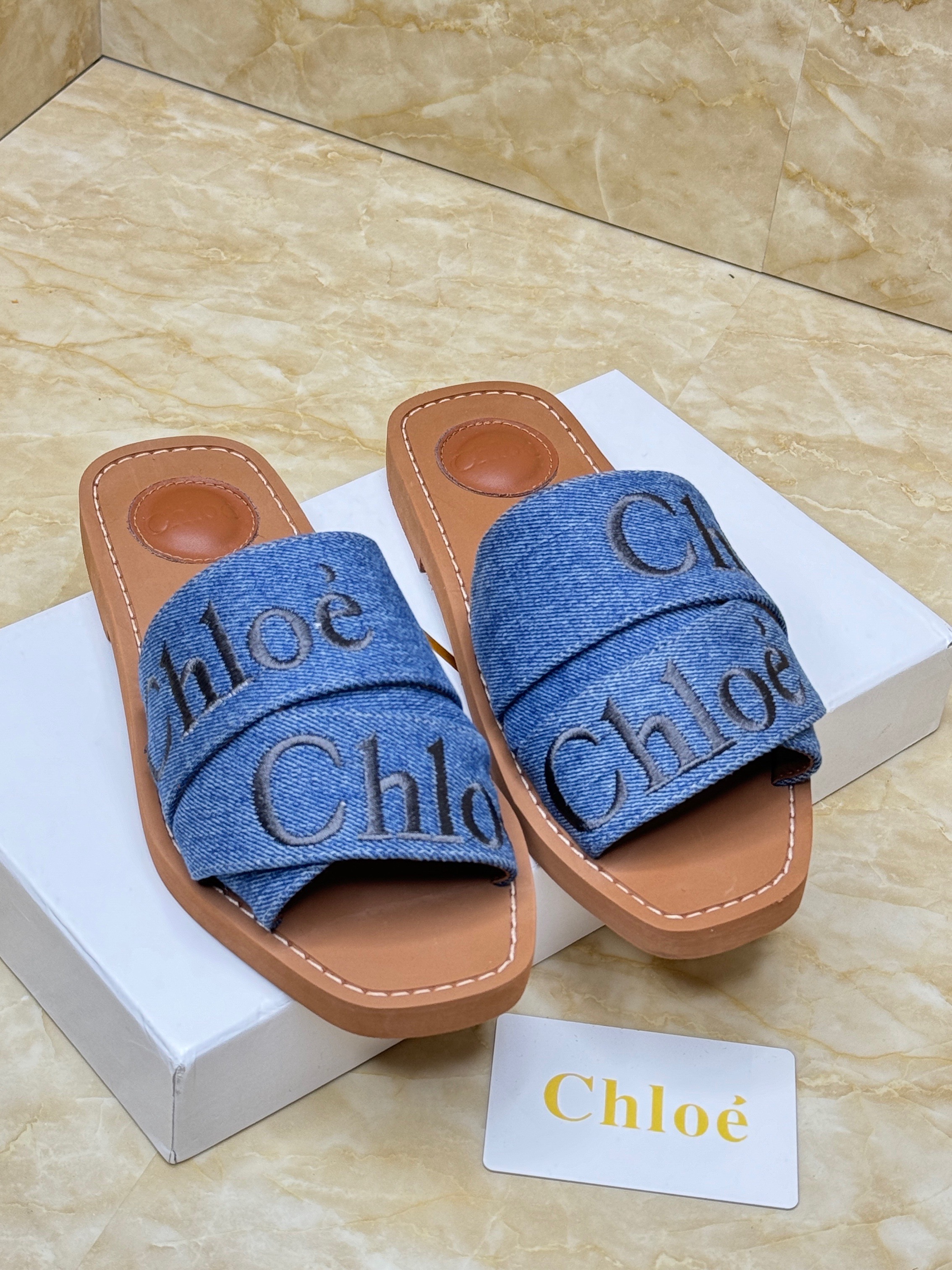 Chlo? Woody logo-embroidered flat slide sandal in blue denim with a tan sole. image 1