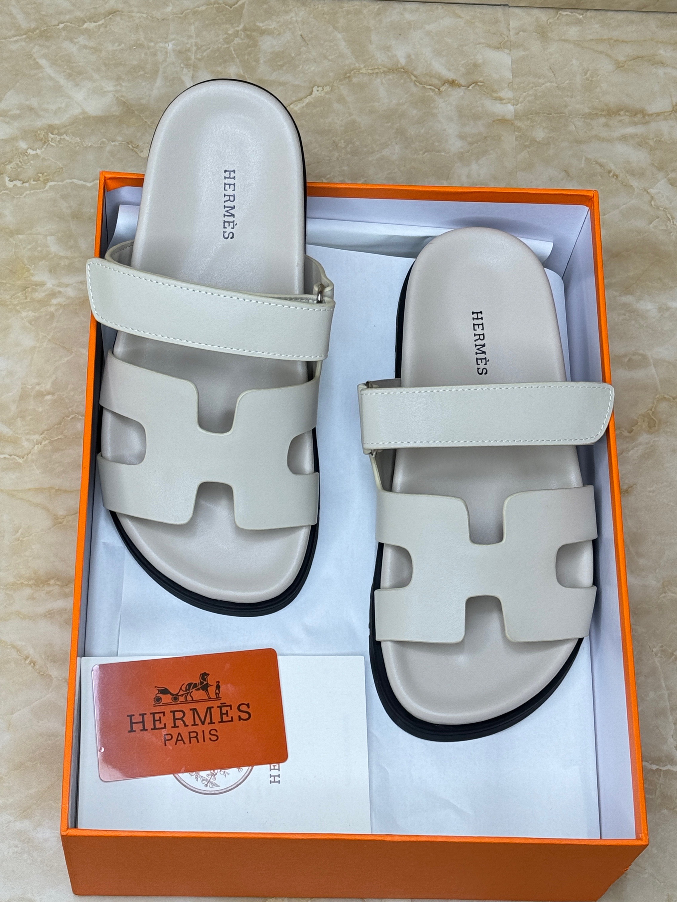 Herm?s Chypre sandals in beige or white calfskin and Epsom calfskin with an anatomical rubber sole. image 1