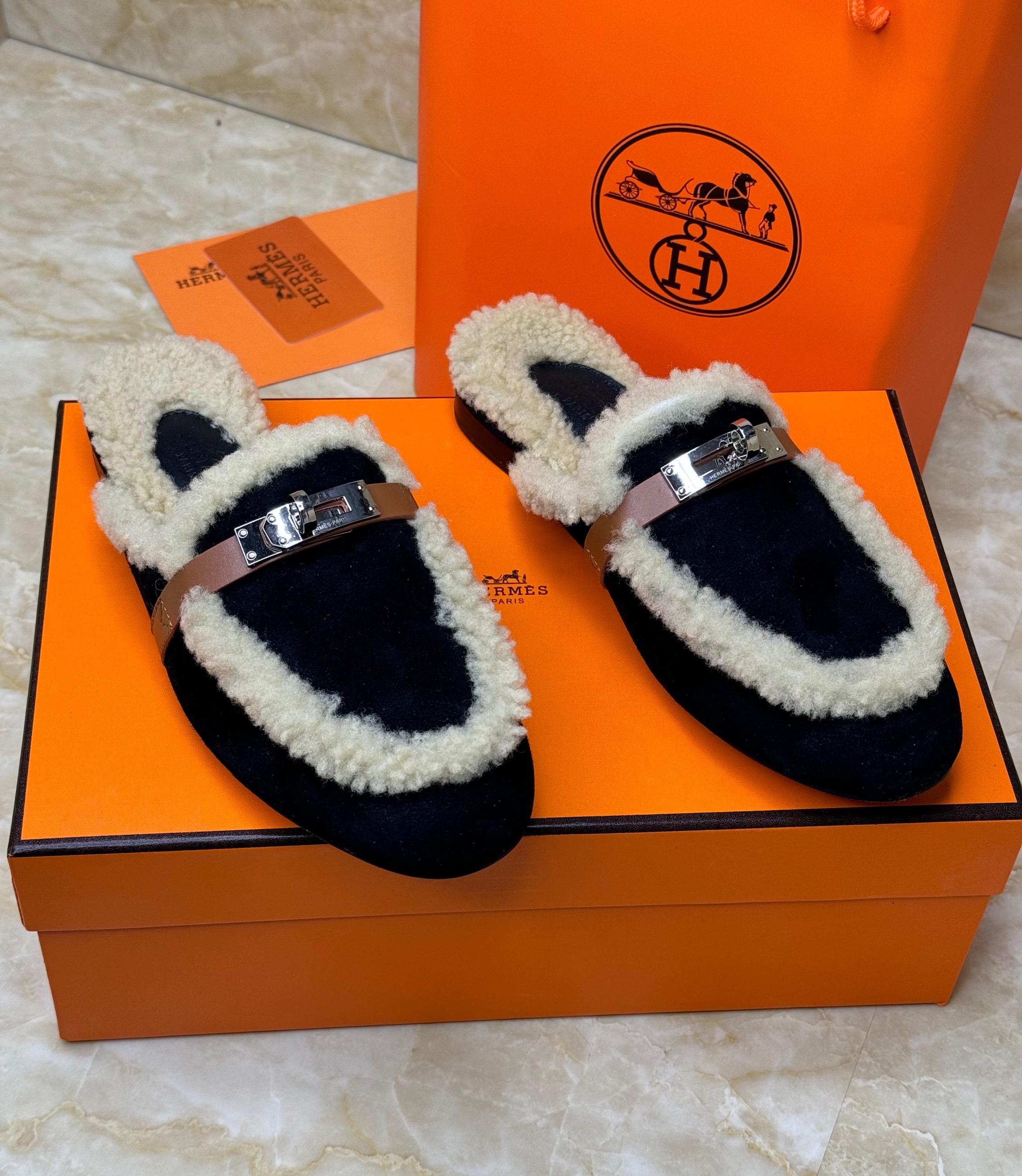 Herm?s Oz mule in black suede goatskin and natural shearling with a palladium-plated Kelly buckle. image 1