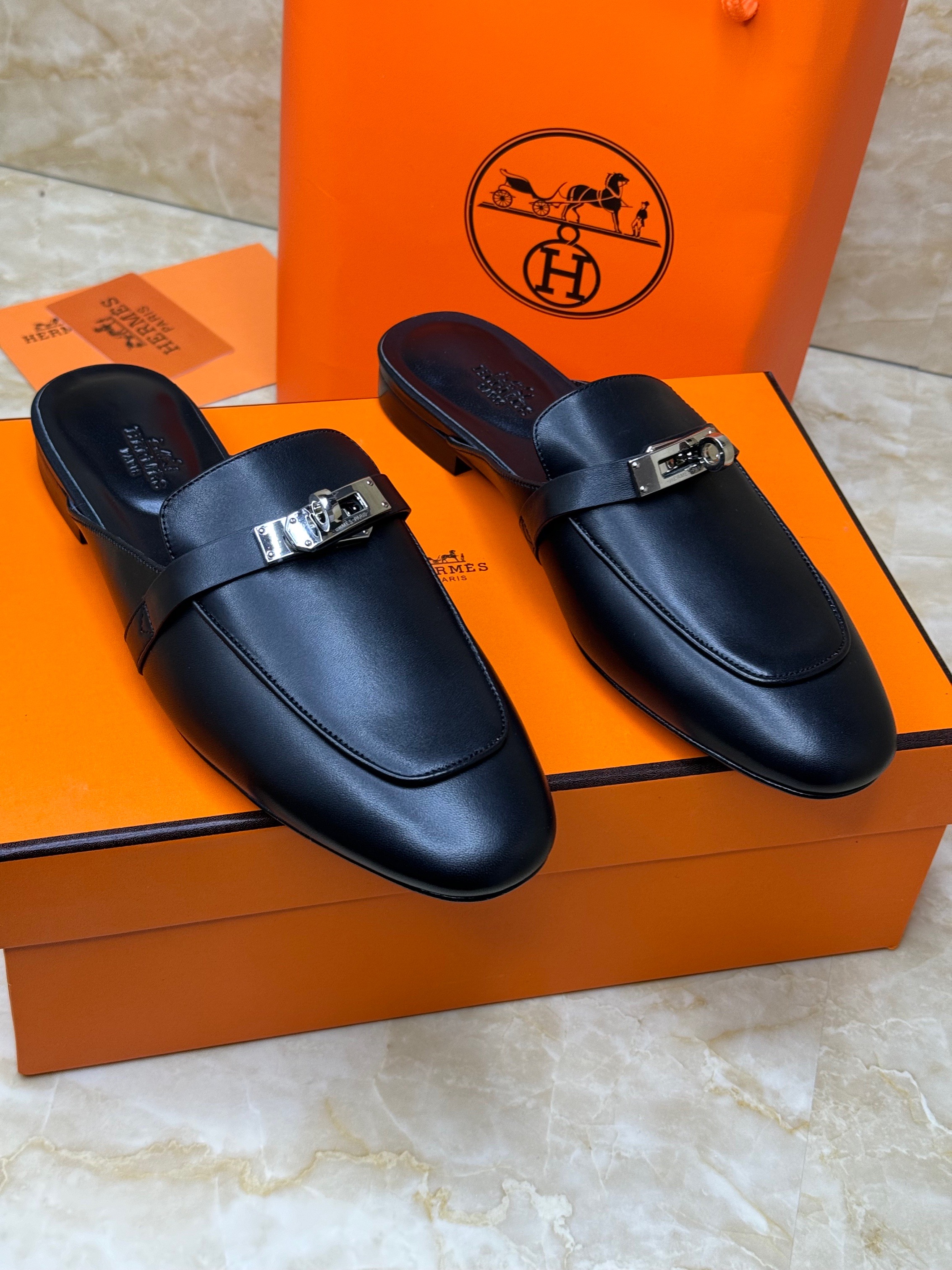 Herm?s Oz mule in calfskin or goatskin leather with a palladium-plated Kelly buckle. image 1