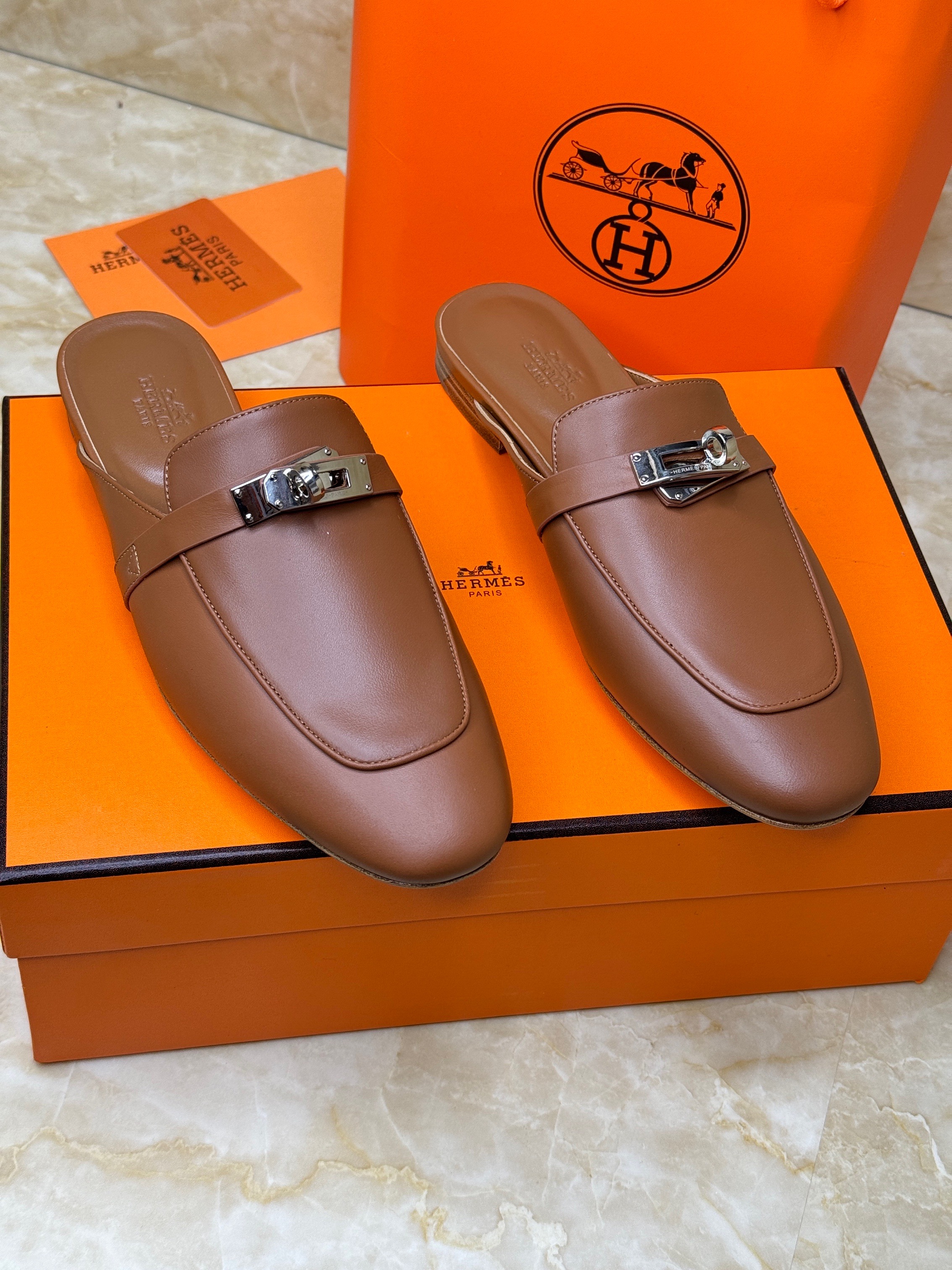 Herm?s Oz mules in calfskin leather with a silver-toned Kelly buckle. image 1