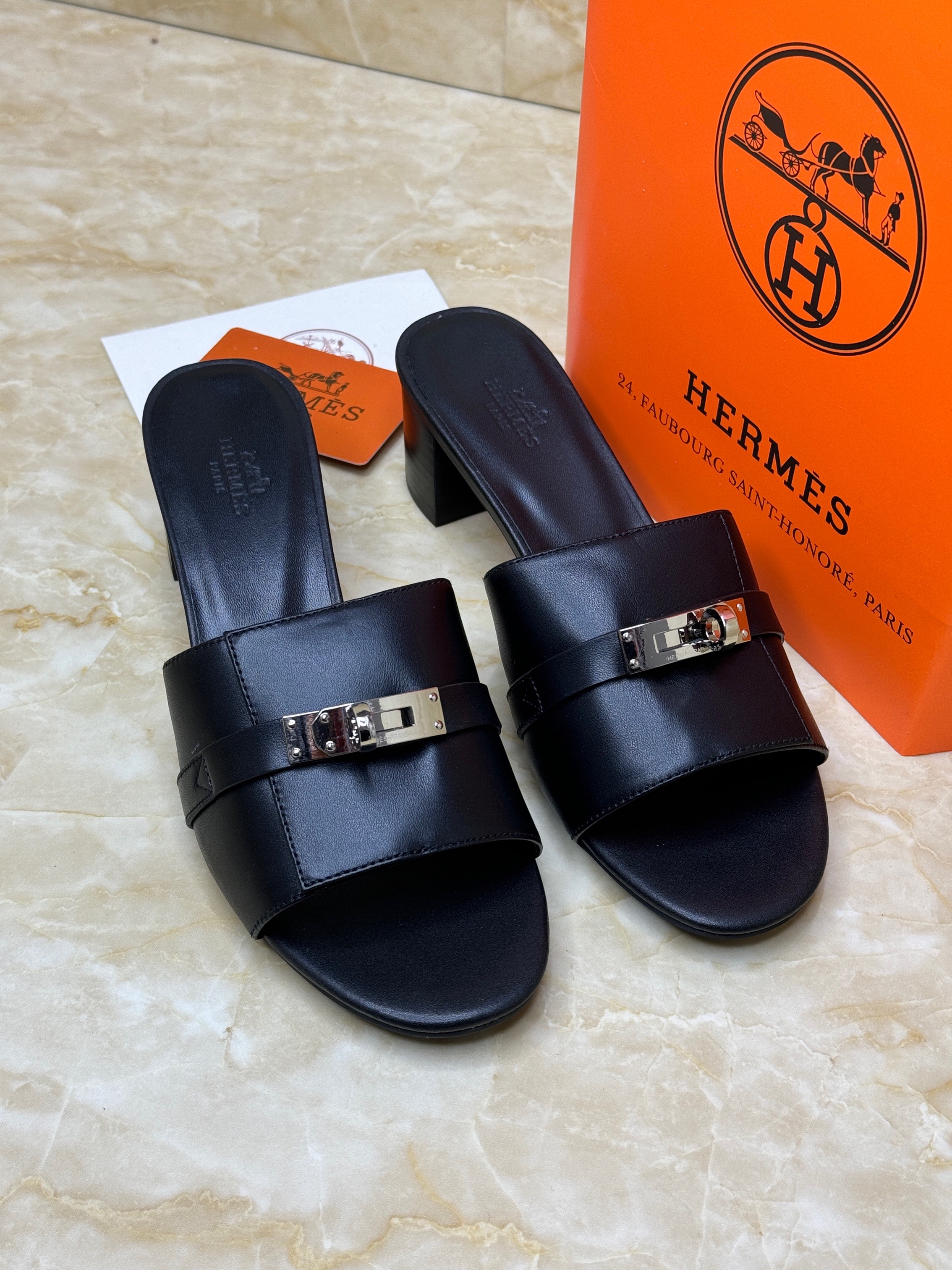 Herm?s Gigi 50 sandal in calfskin leather with a 50 mm block heel and an iconic Kelly buckle detail. image 1