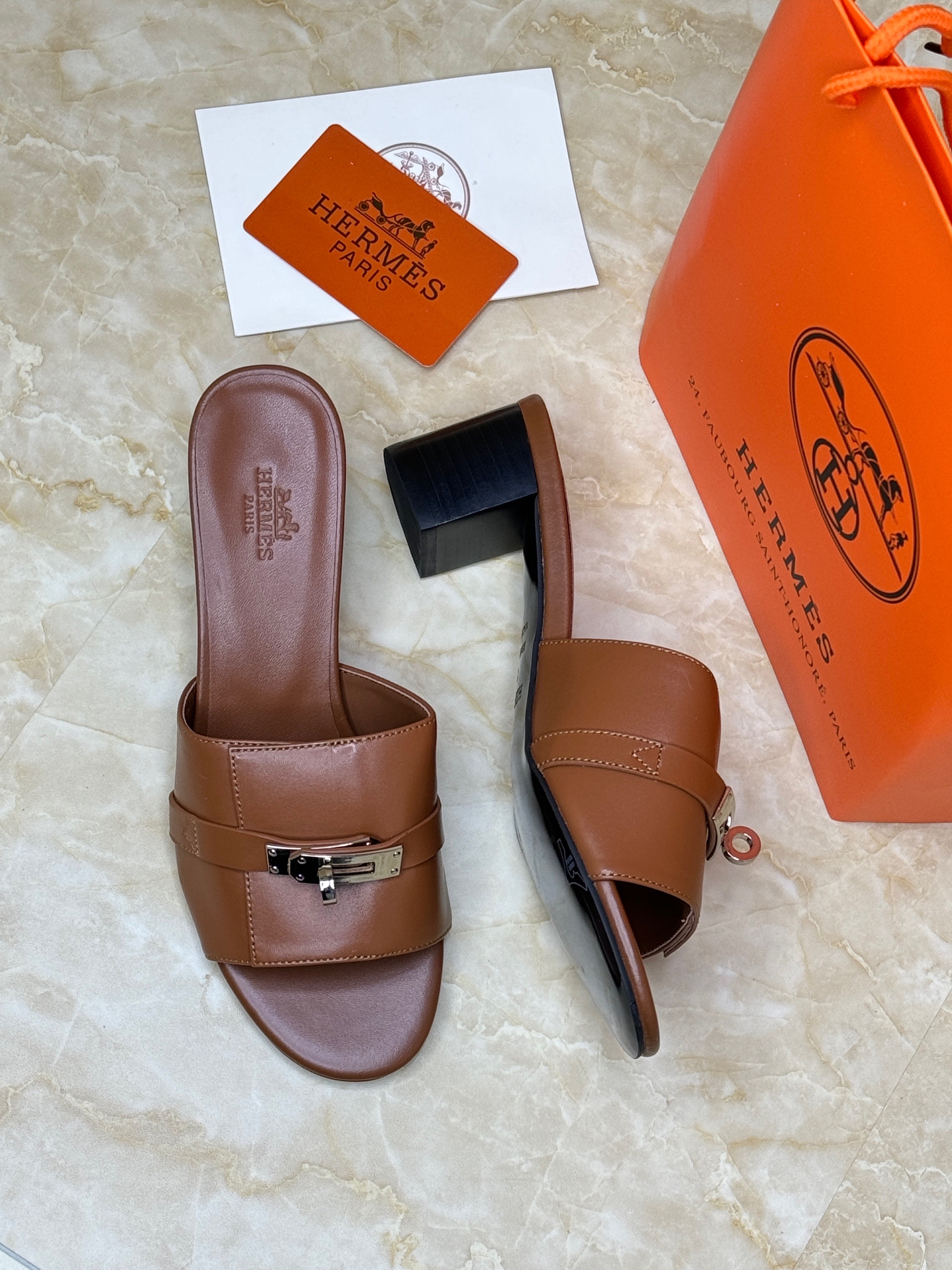 Herm?s Gigi 50 sandals in calfskin leather with an iconic palladium-plated Kelly buckle. image 1