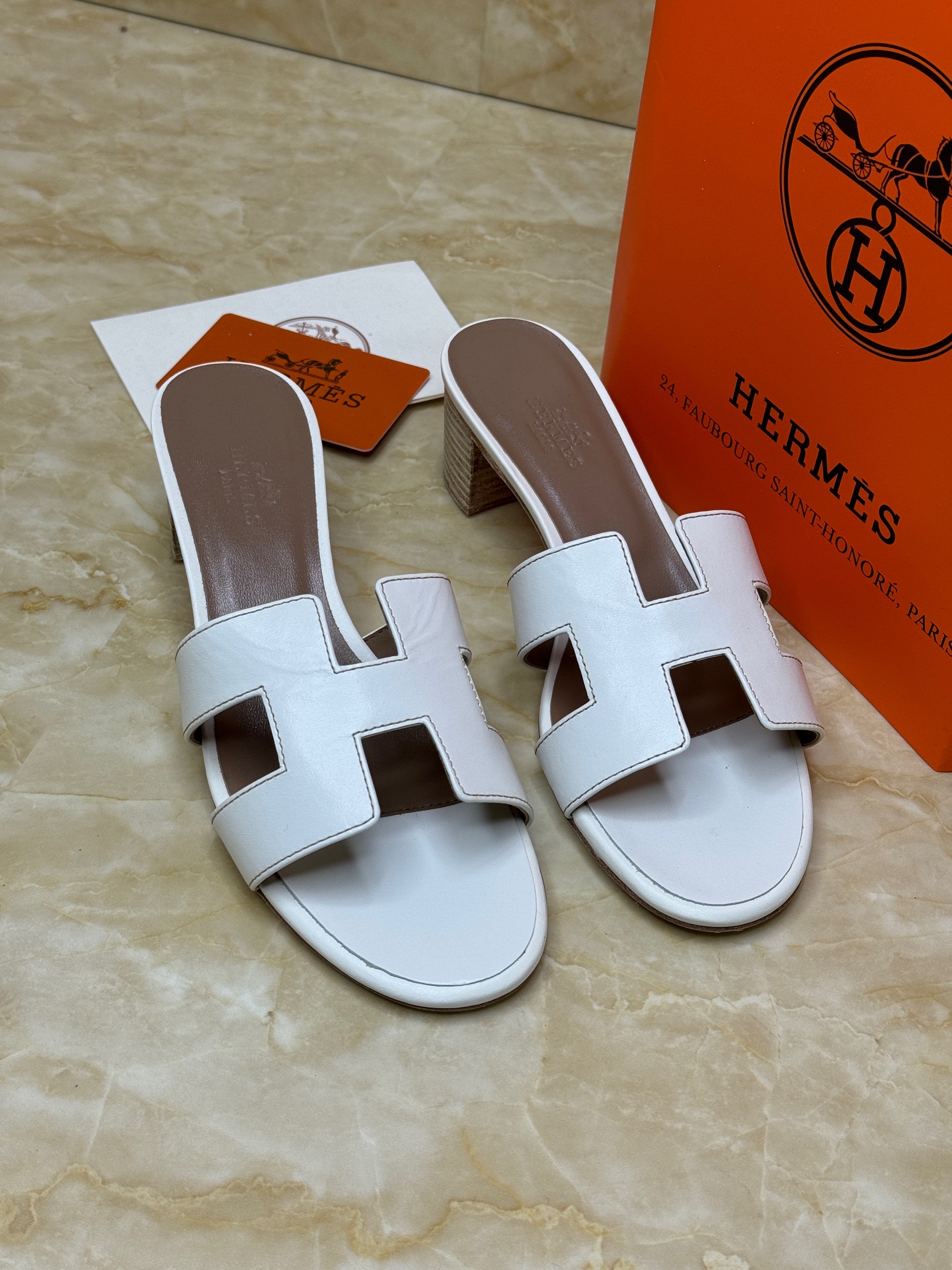 Herm?s Oasis sandals in calfskin with an iconic "H" cut-out detail and a block heel. image 1