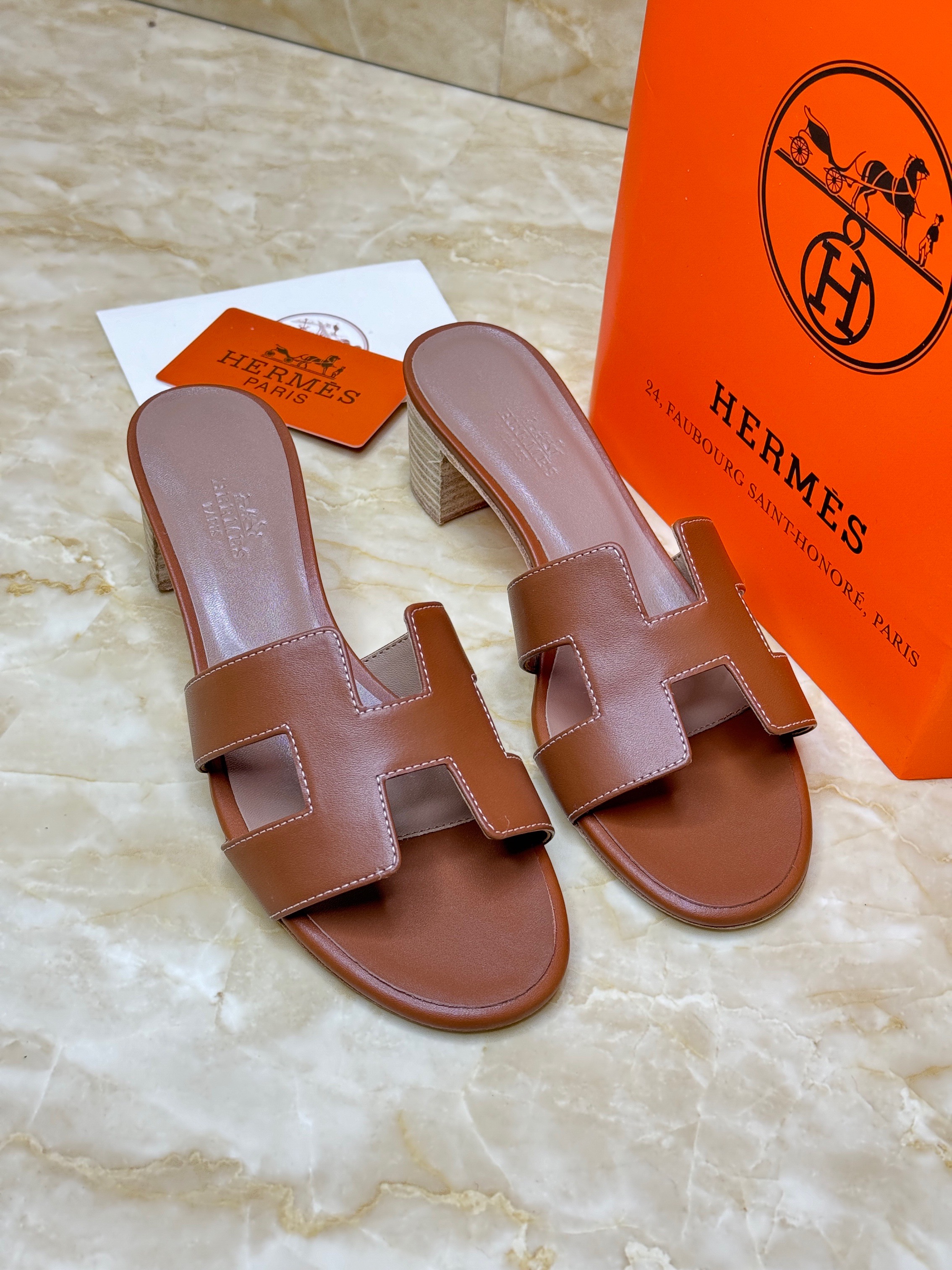 Herm?s Oasis sandals in calfskin leather with an iconic "H" cut-out and a block heel. image 1