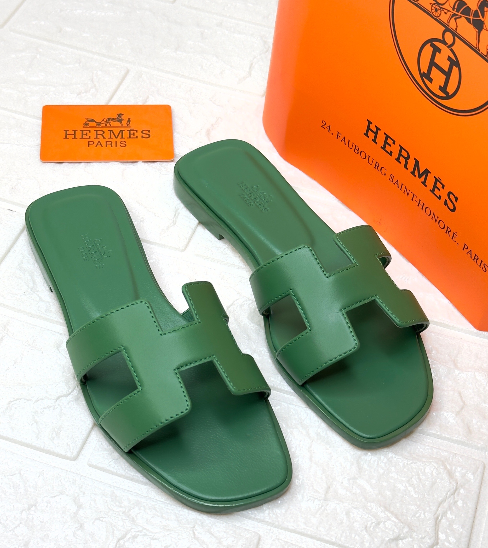 Herm?s Oran sandals in green calfskin leather. image 1