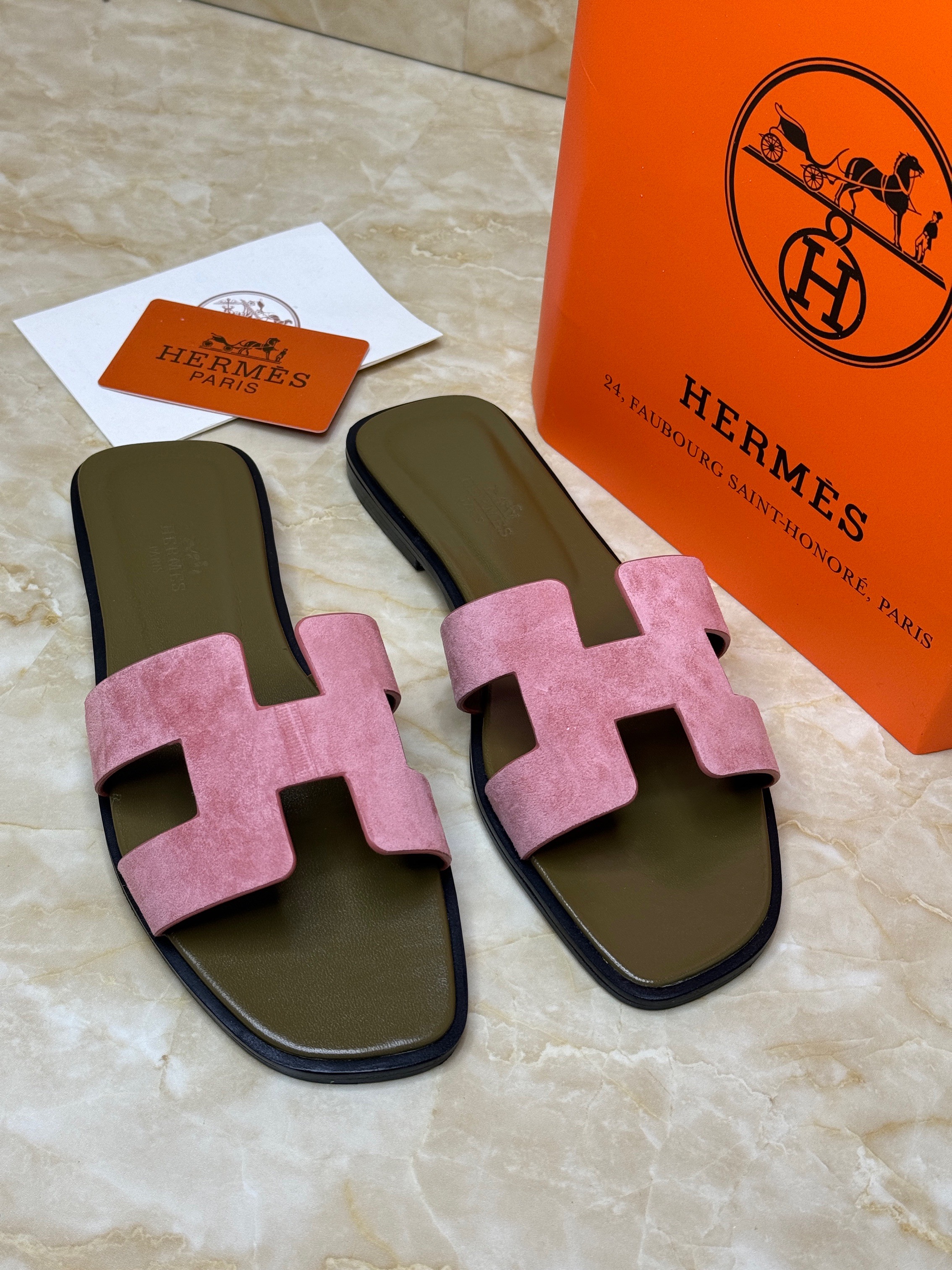 Herm?s Oran sandals in pink suede with an iconic "H" cut-out strap design. image 1