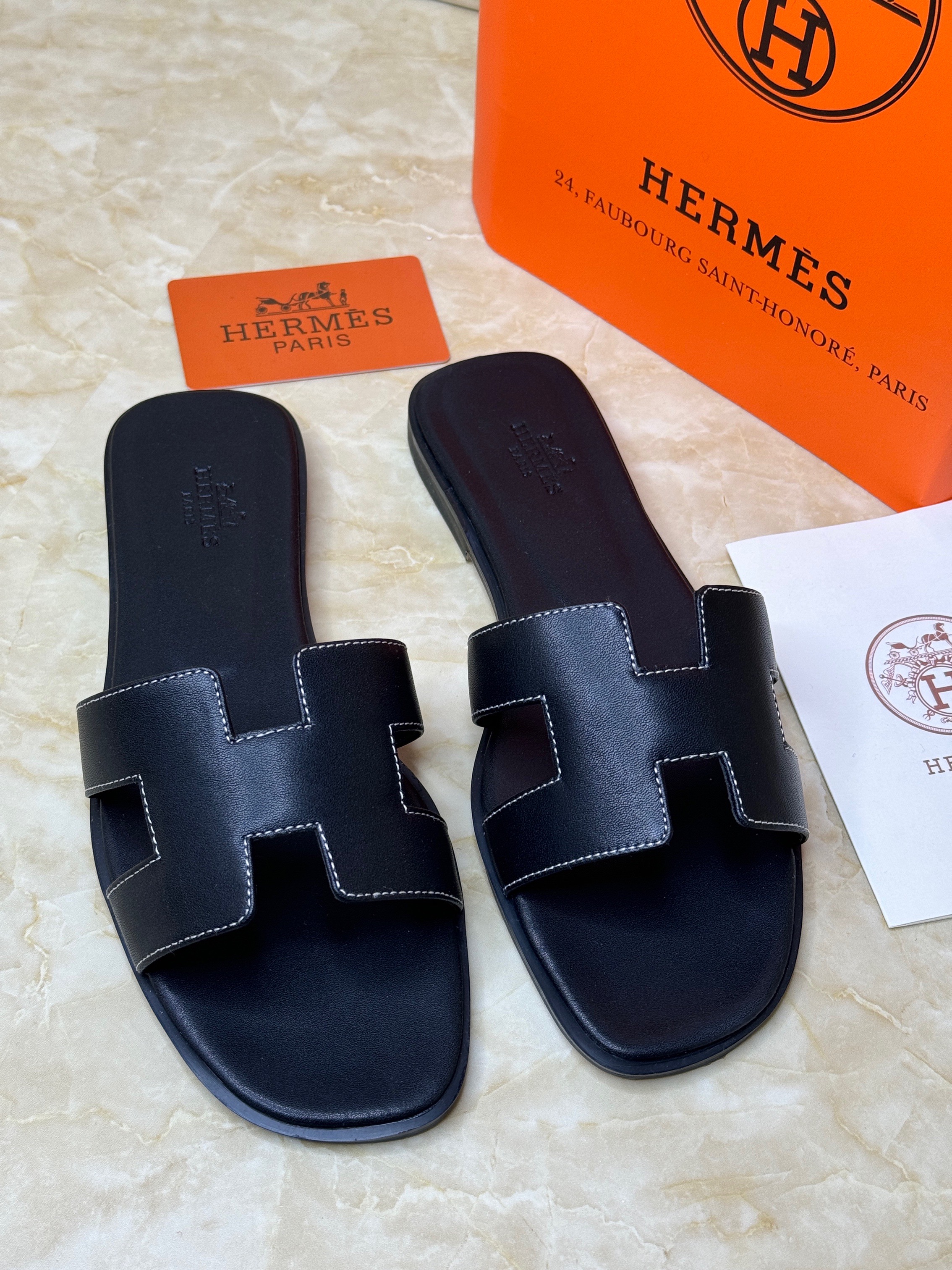Herm?s Oran sandals in black calfskin leather with the iconic "H" cut-out design. image 1