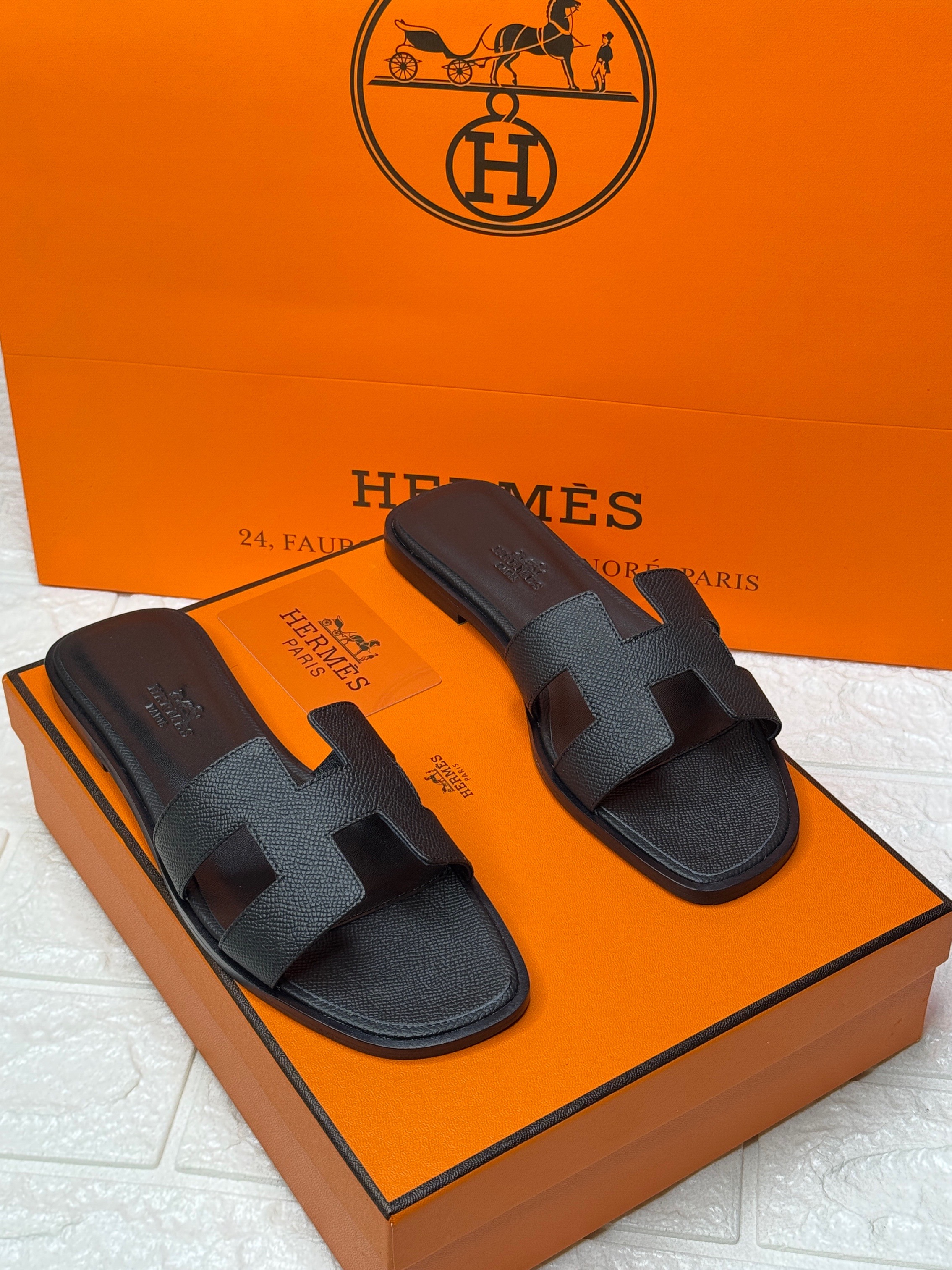 Herm?s Oran sandals made of calfskin leather. image 1